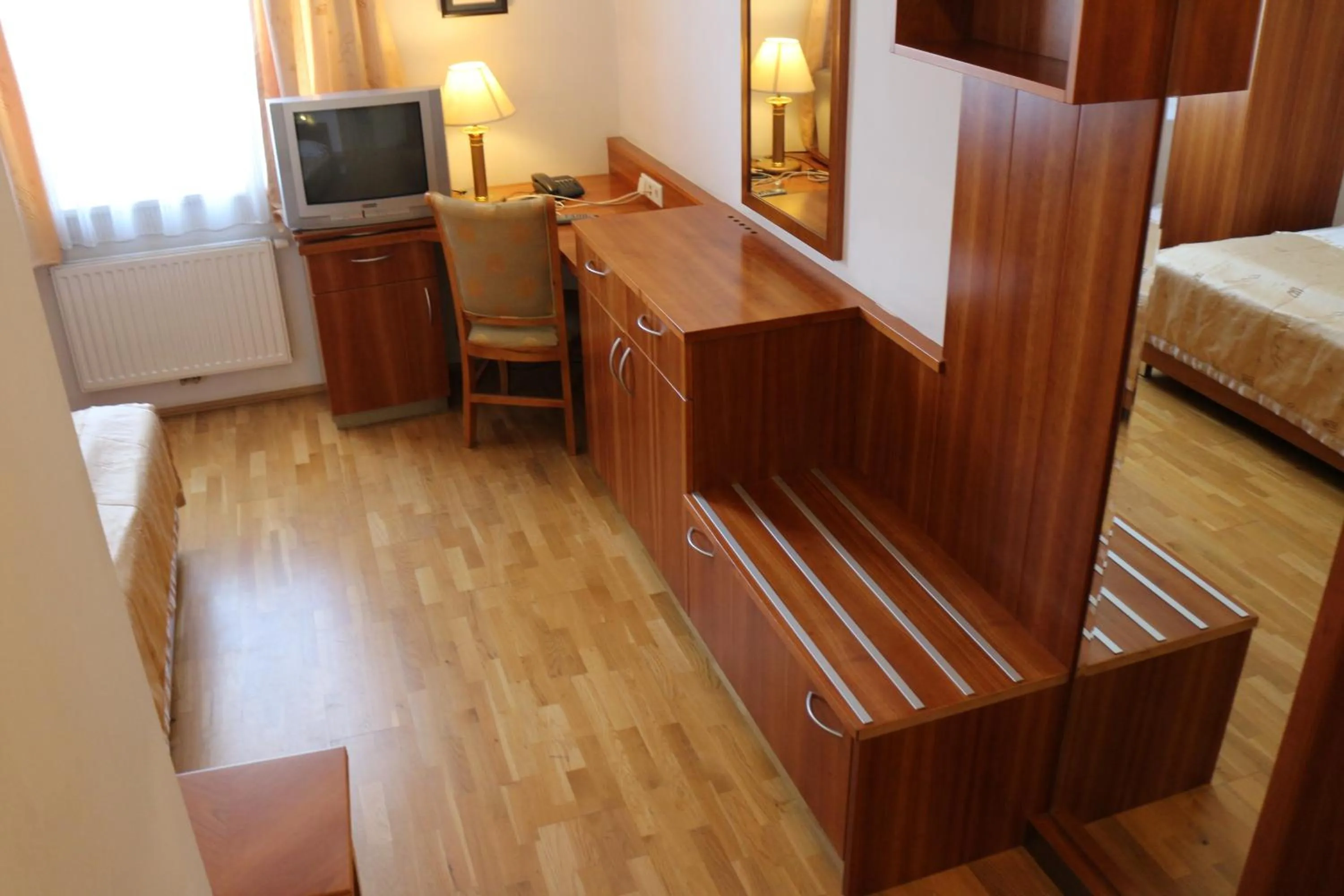 Photo of the whole room, Bed in Hotel Wasserpalast - breakfast for free!!!