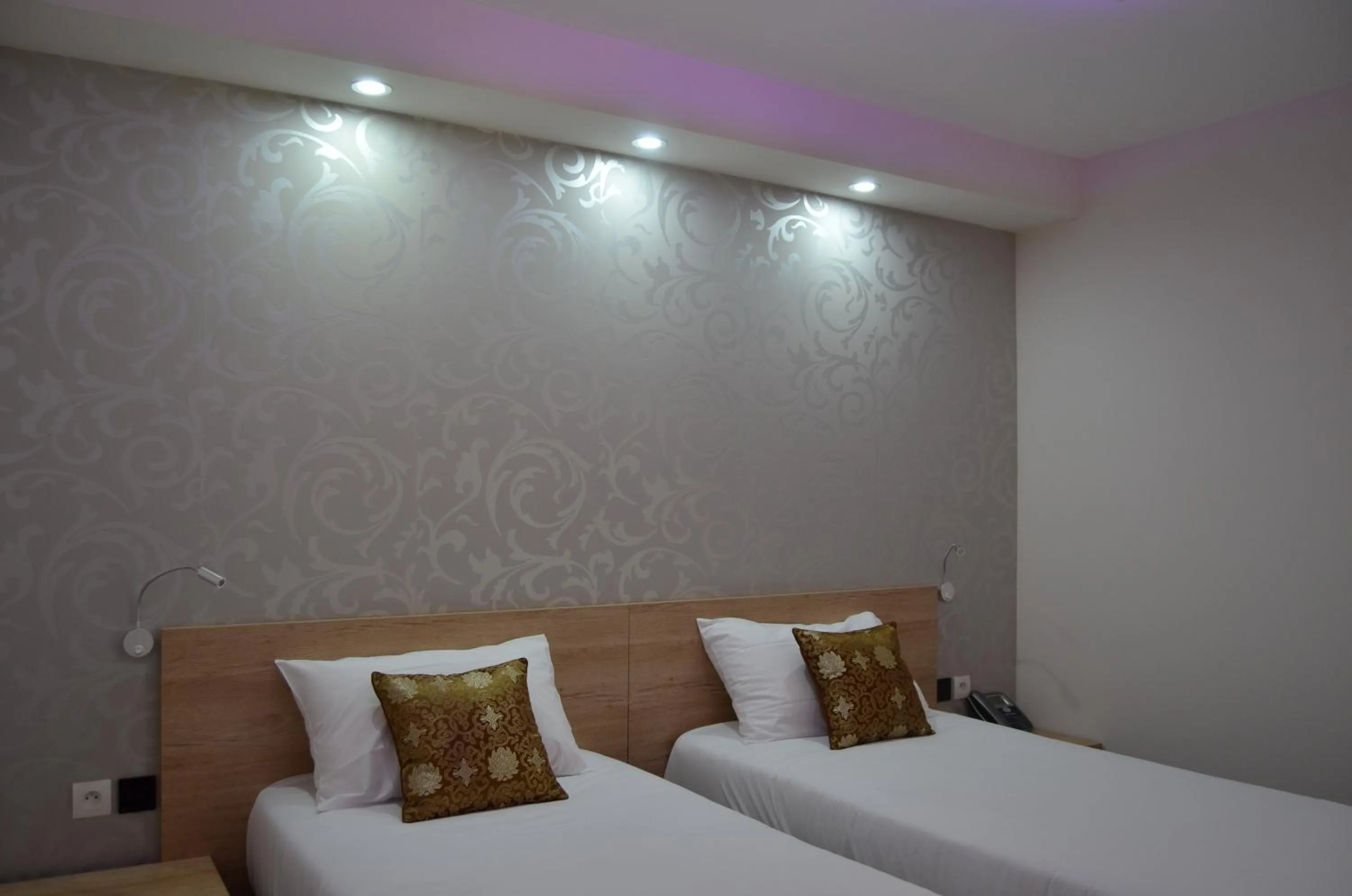 Bed in L'Hôtel du Lac Casteljaloux