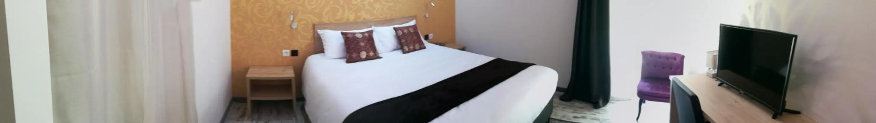 Bed in L'Hôtel du Lac Casteljaloux