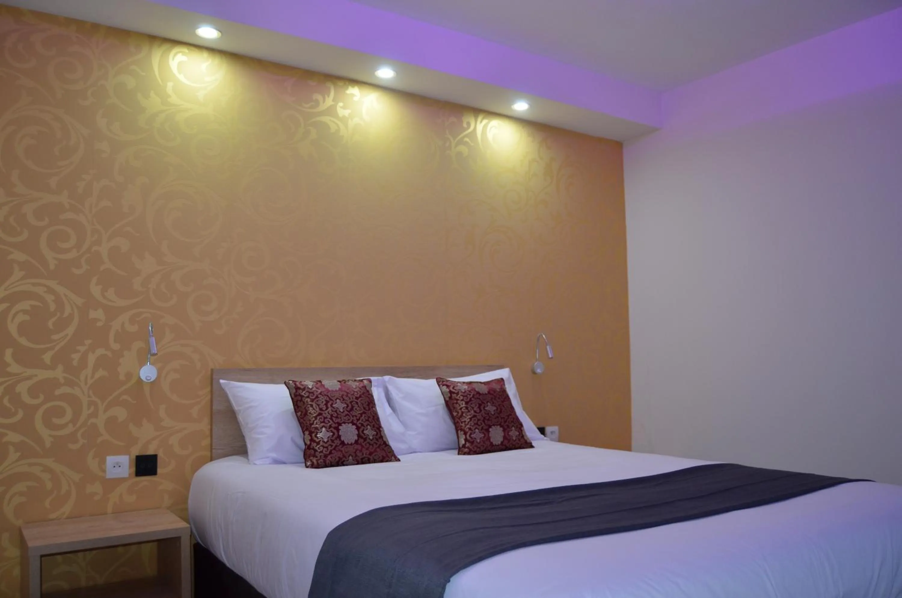 Bed in L'Hôtel du Lac Casteljaloux