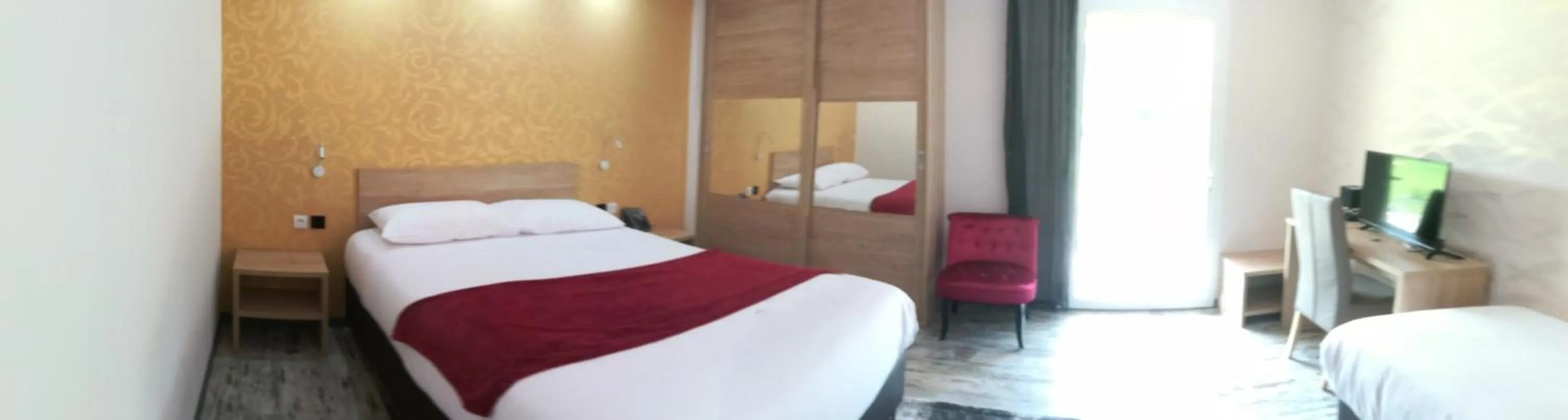 Bed in L'Hôtel du Lac Casteljaloux