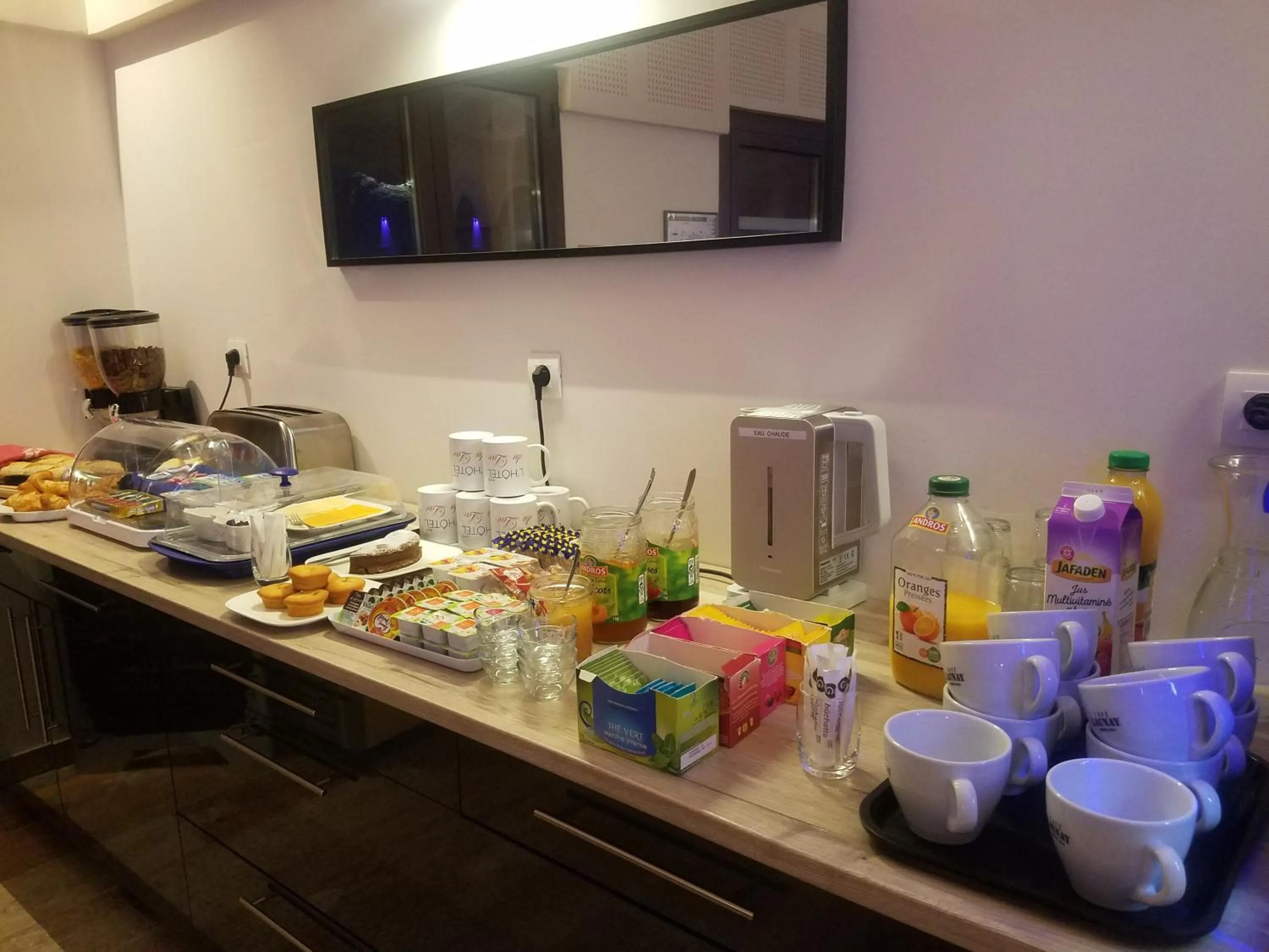 Buffet breakfast in L'Hôtel du Lac Casteljaloux