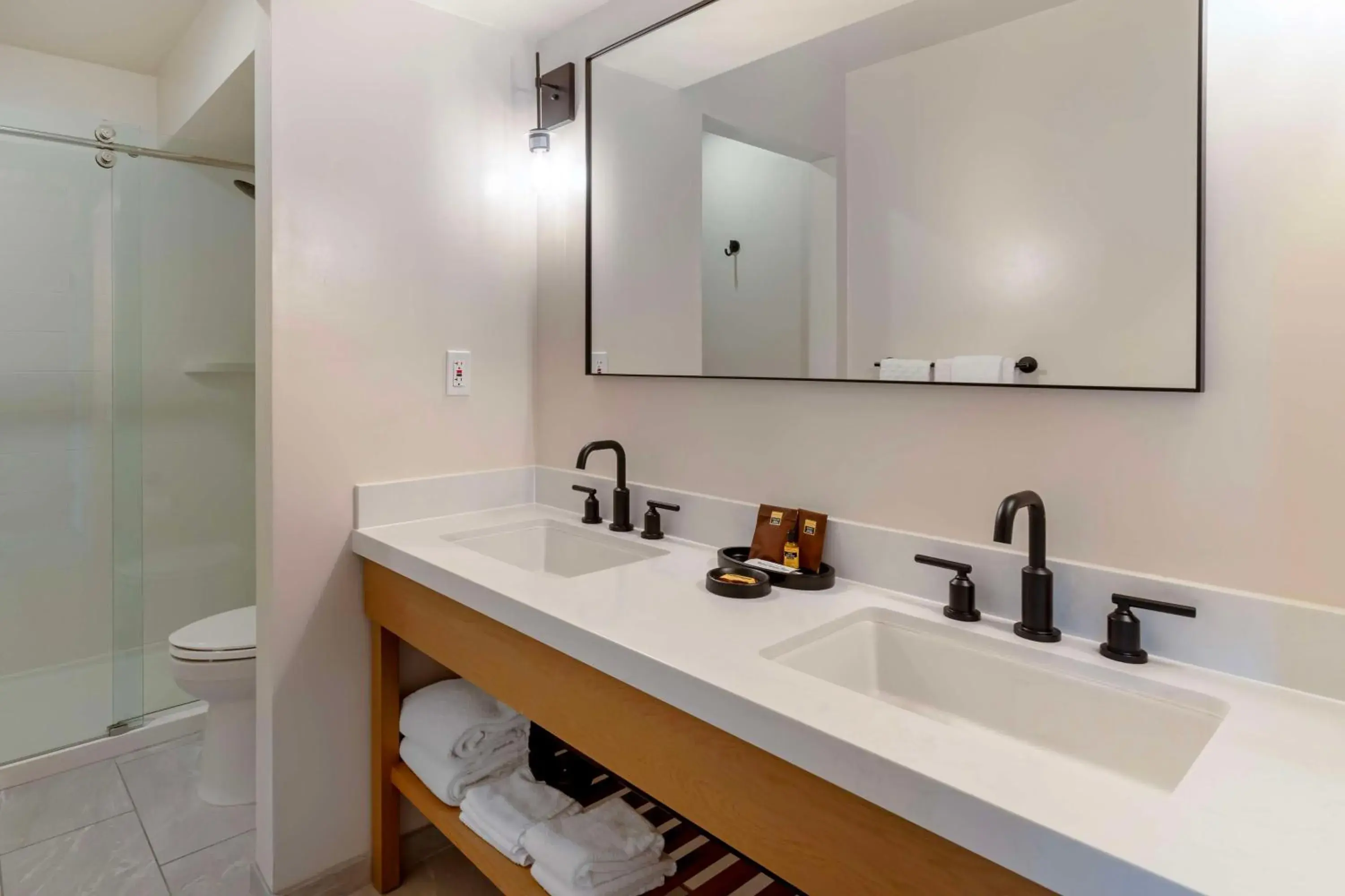 Bathroom in Best Western Plus Inn at the Vines Bathroom in Best Western Plus Inn at the Vines