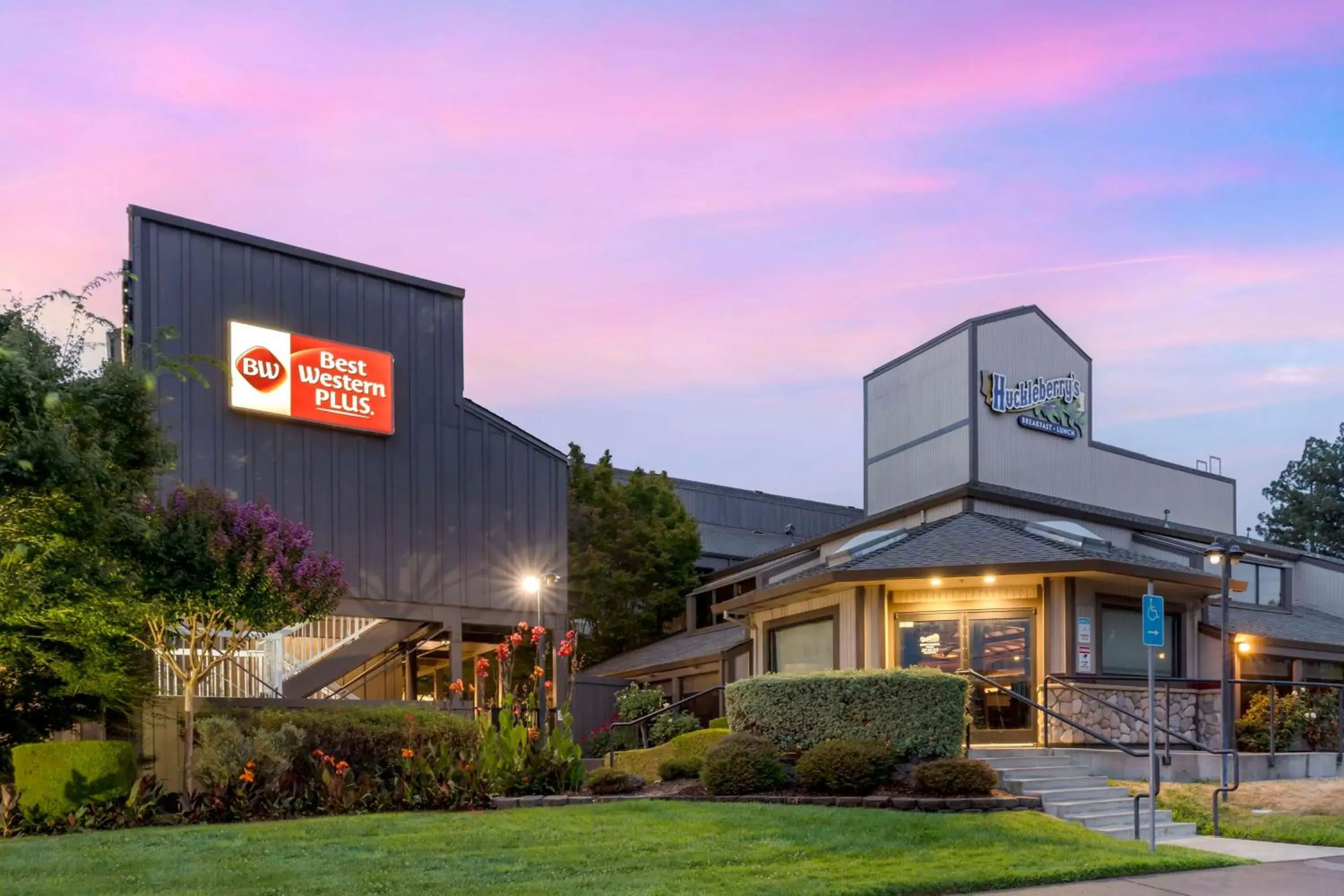 Bedroom in Best Western Plus Inn at the Vines Bedroom in Best Western Plus Inn at the Vines