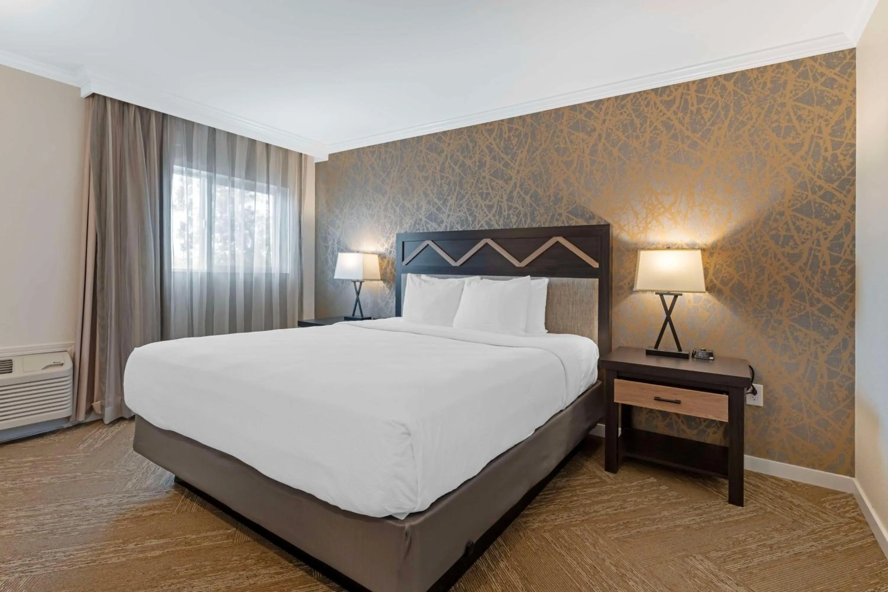 Bedroom, Bed in Best Western Plus Inn at the Vines