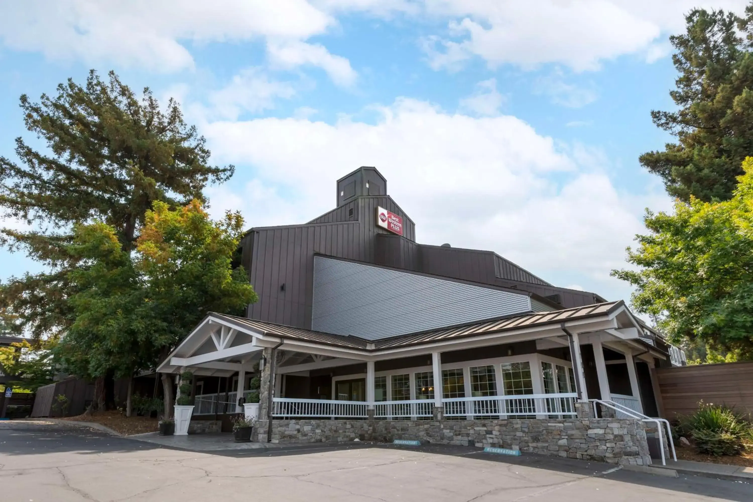 Property building in Best Western Plus Inn at the Vines Property building in Best Western Plus Inn at the Vines