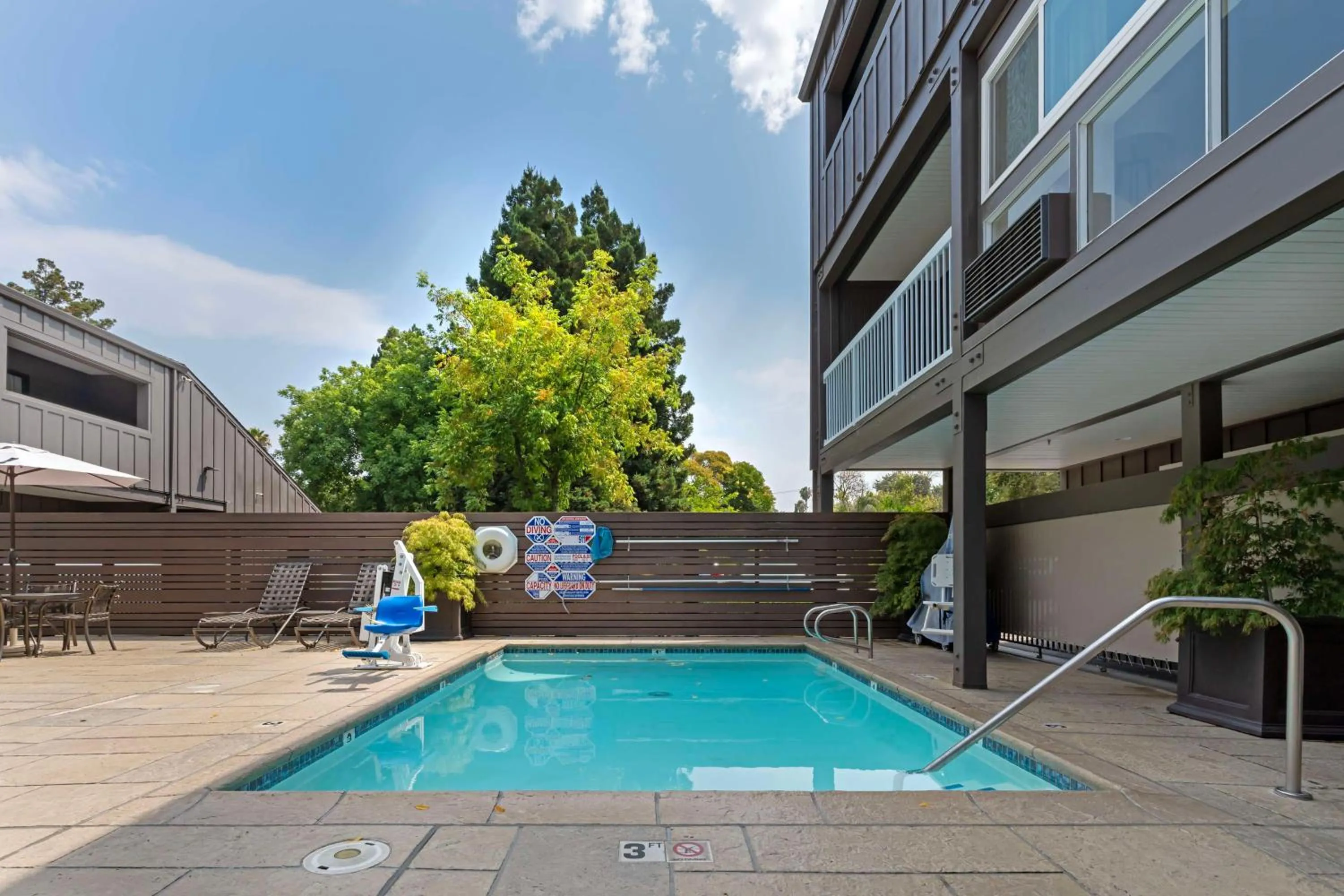 Pool view in Best Western Plus Inn at the Vines