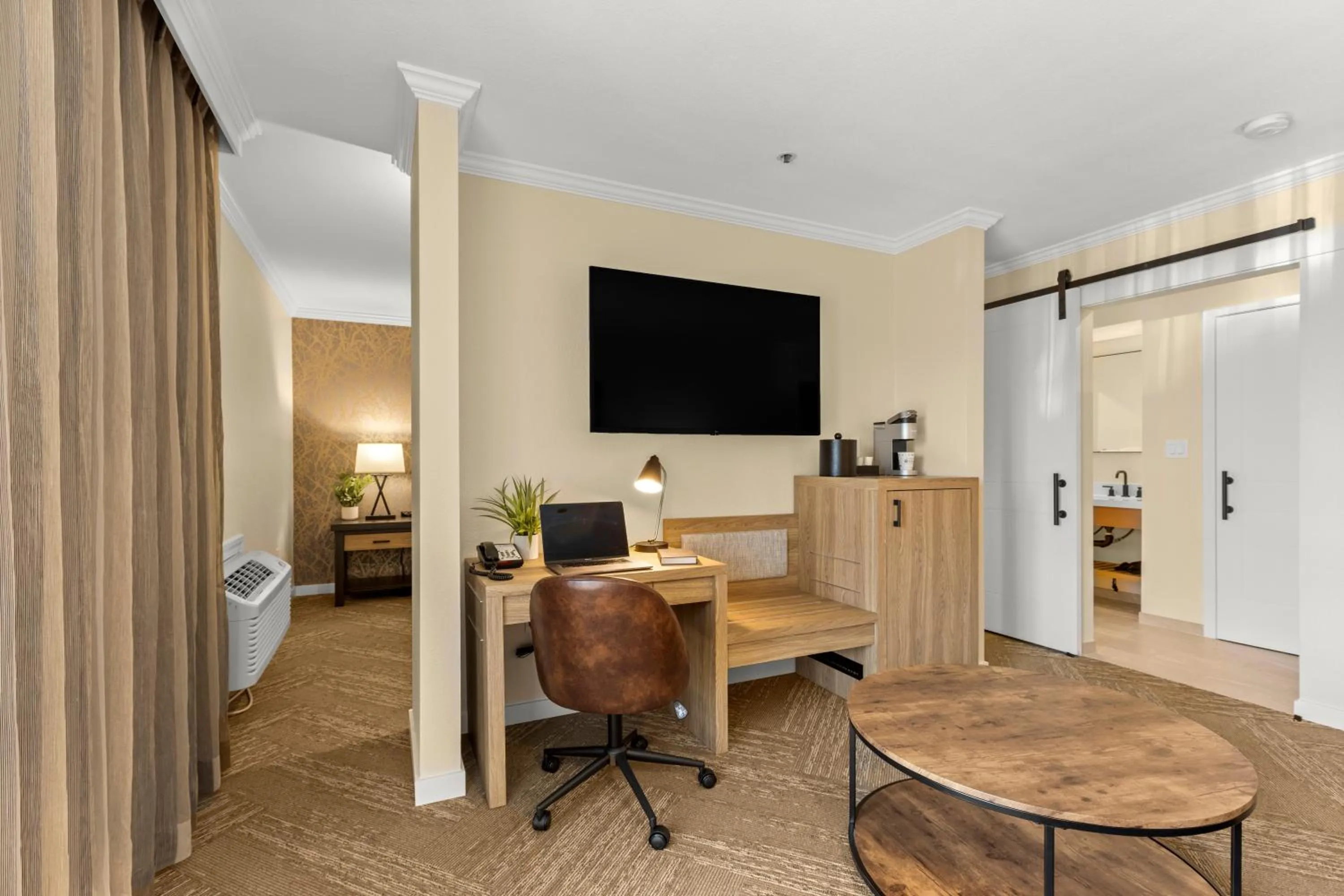 TV and multimedia in Best Western Plus Inn at the Vines