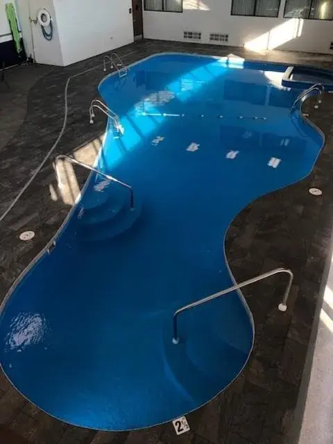 Swimming pool in Boarders Inn & Suites by Cobblestone Hotels - Grand Island Swimming pool in Boarders Inn & Suites by Cobblestone Hotels - Grand Island