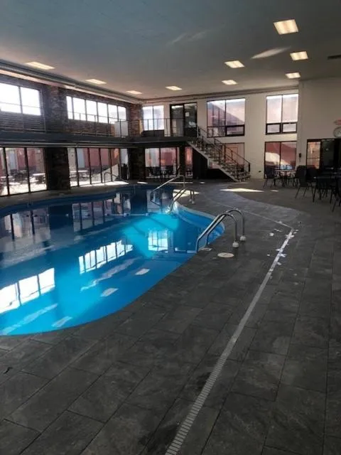 Swimming pool in Boarders Inn & Suites by Cobblestone Hotels - Grand Island