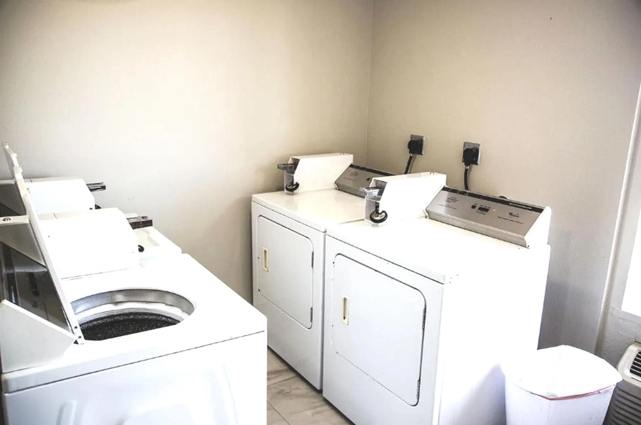 laundry in TownHouse Extended Stay Hotel Downtown