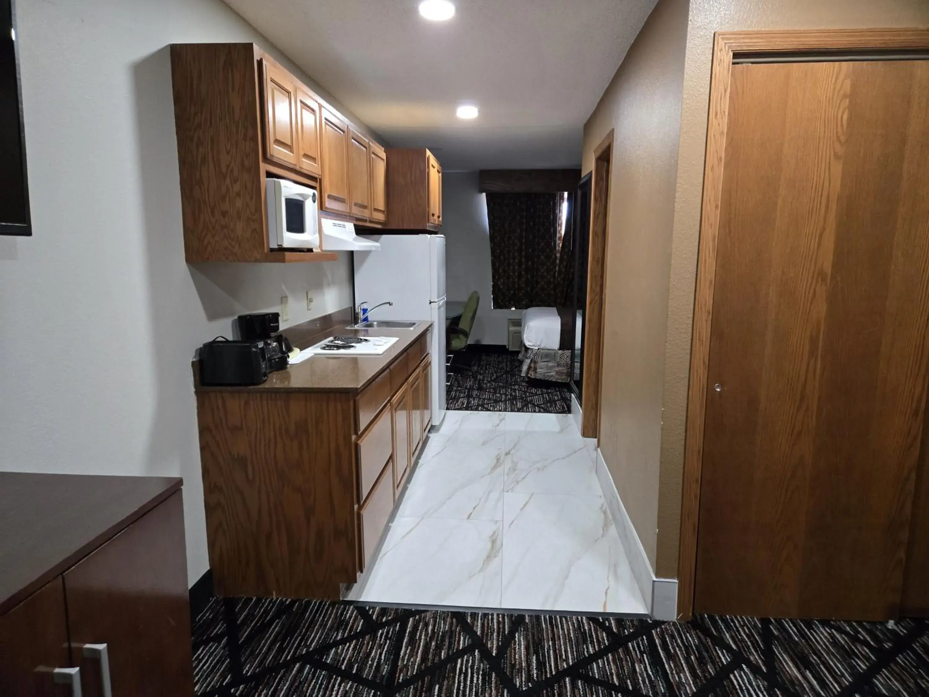 Kitchen or kitchenette, Bed in TownHouse Extended Stay Hotel Downtown Kitchen or kitchenette, Bed in TownHouse Extended Stay Hotel Downtown
