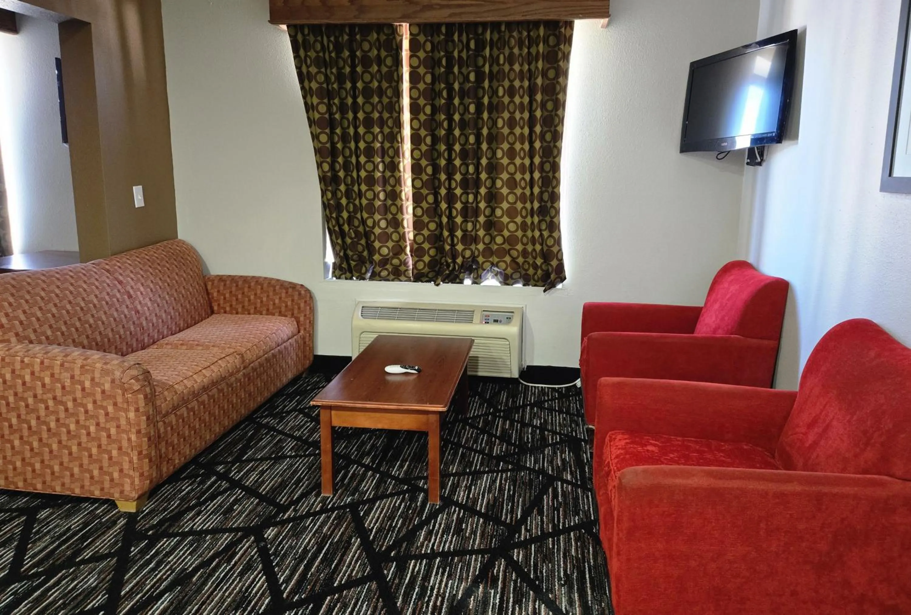 Seating area in TownHouse Extended Stay Hotel Downtown