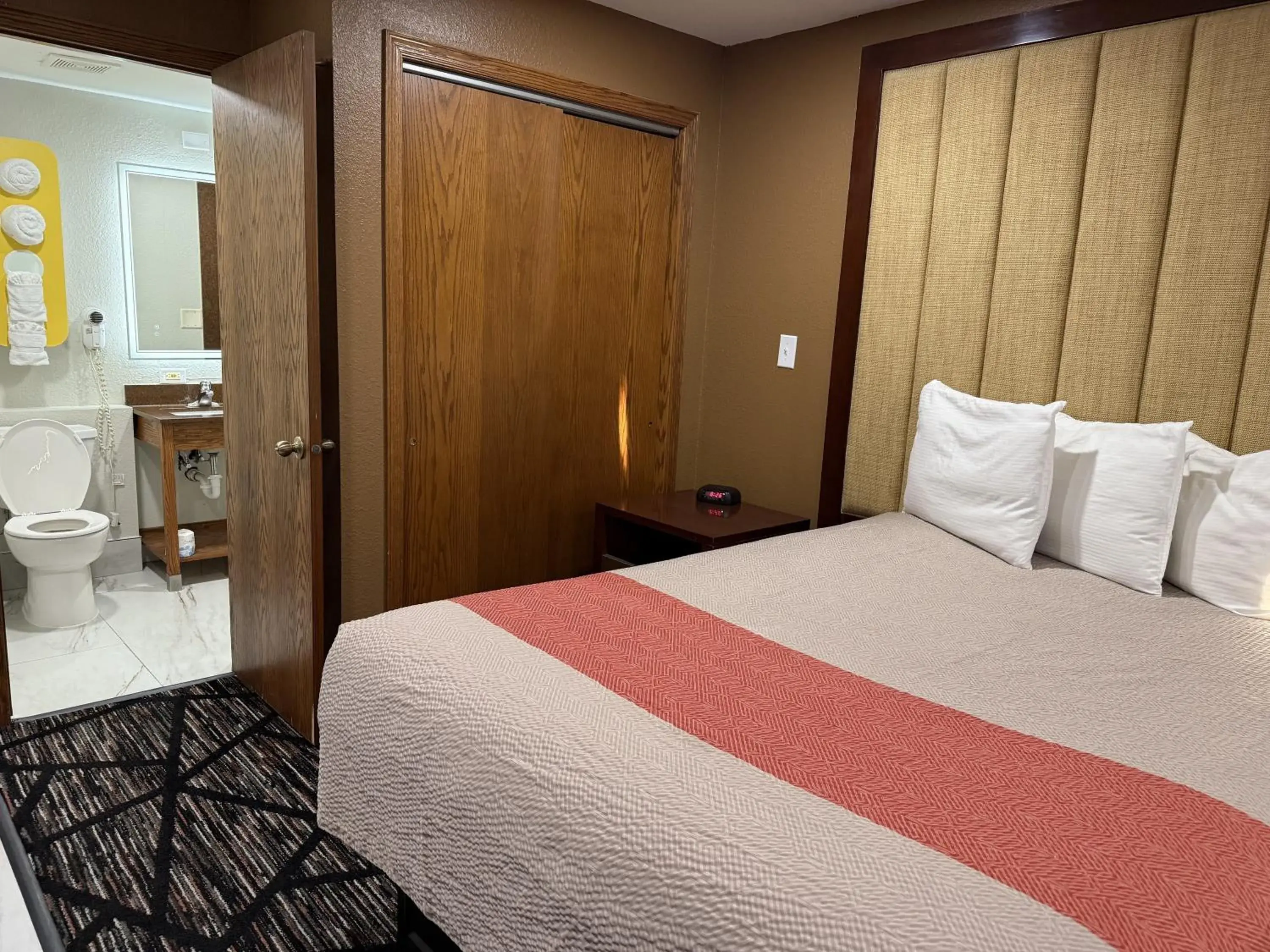 Bed in TownHouse Extended Stay Hotel Downtown Bed in TownHouse Extended Stay Hotel Downtown