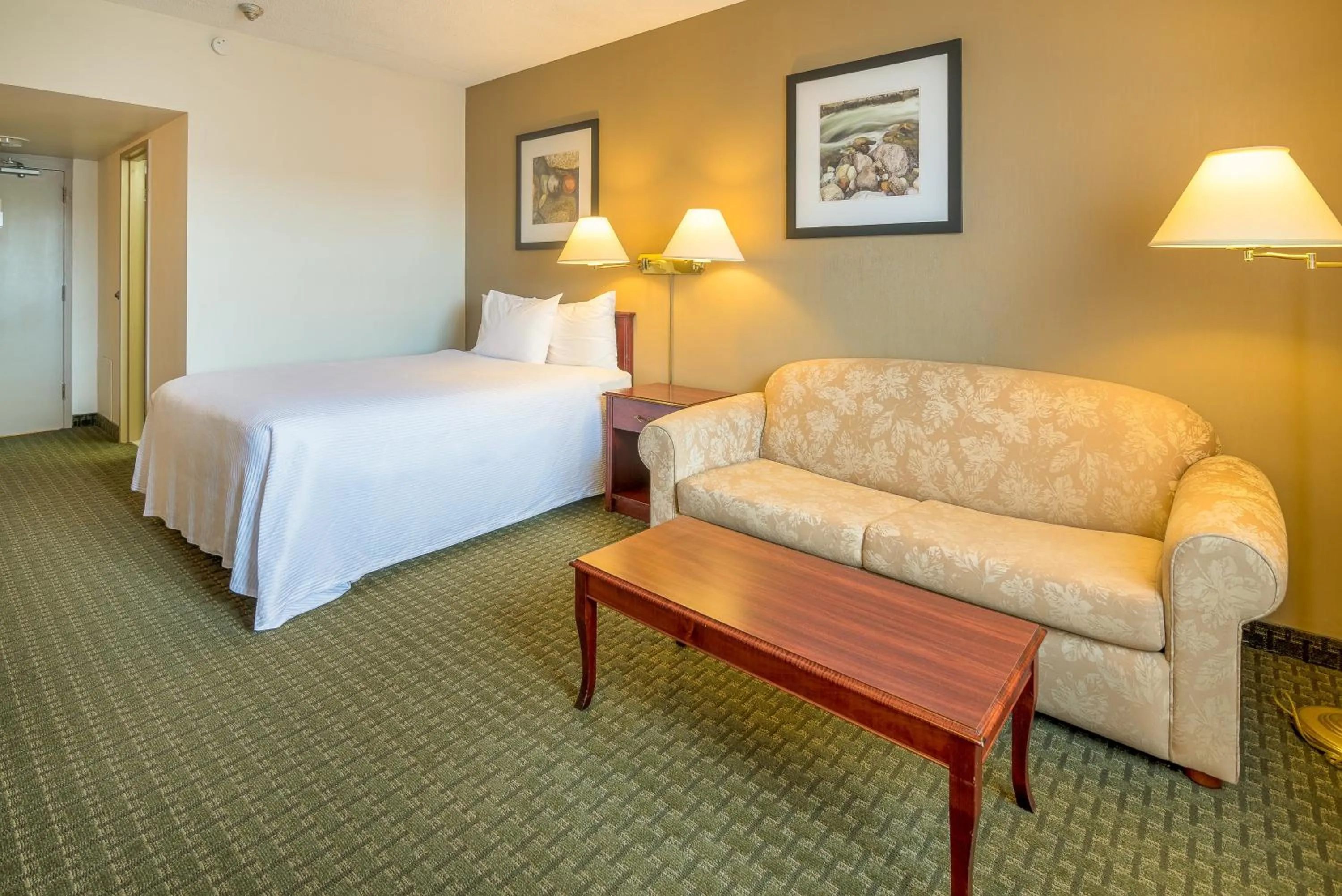 Bedroom, Bed in Ramada by Wyndham Thunder Bay Airlane Hotel