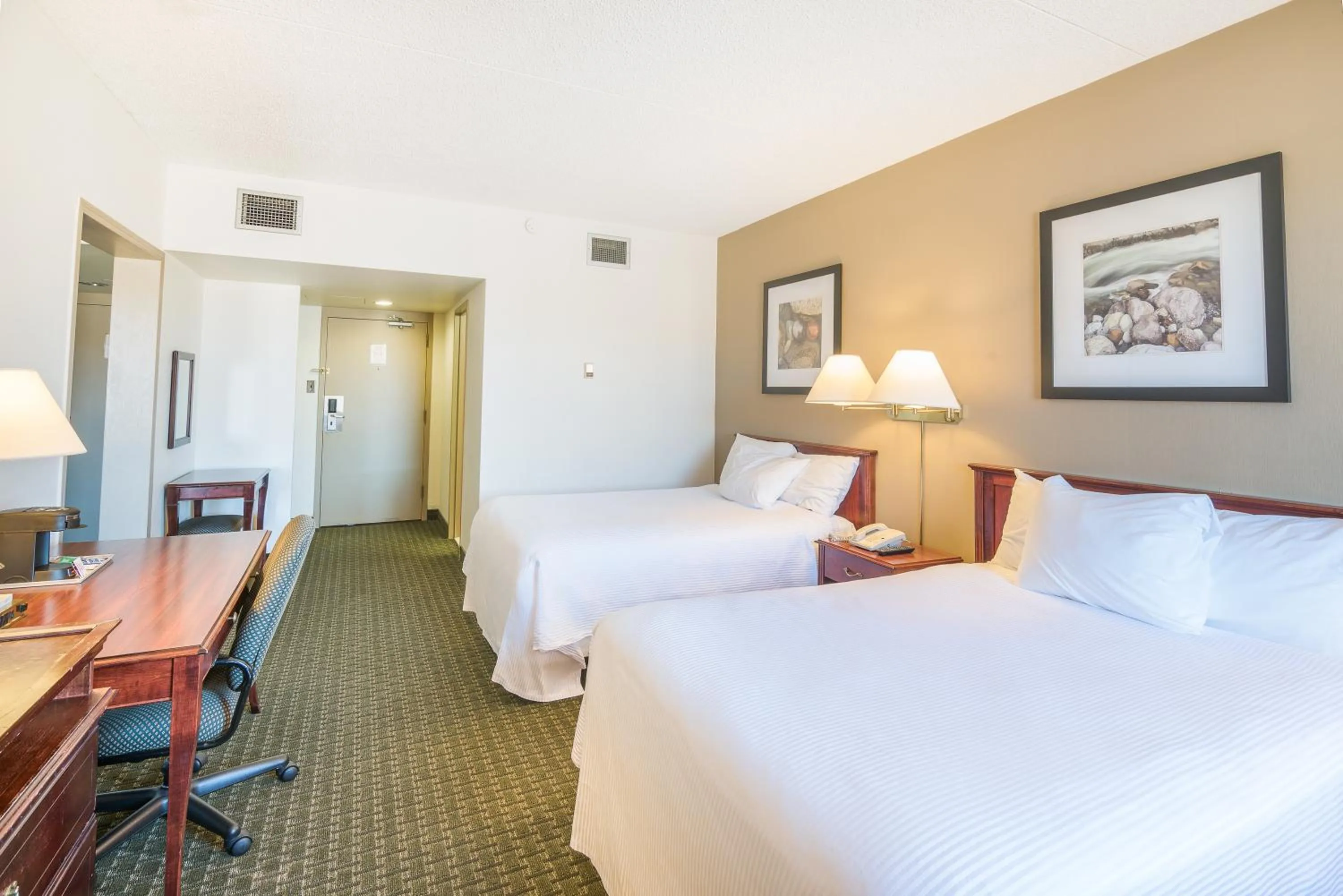 Bed in Ramada by Wyndham Thunder Bay Airlane Hotel