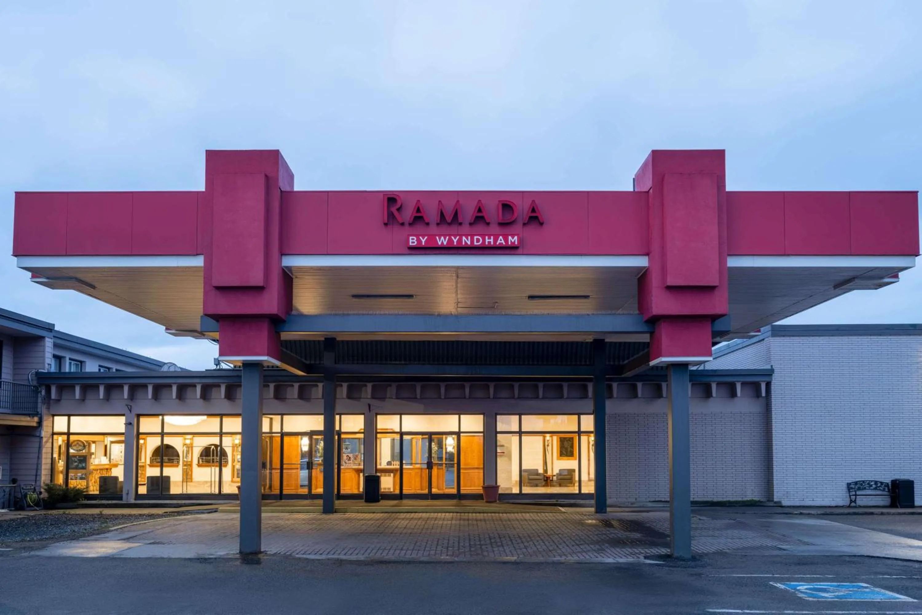 Property building in Ramada by Wyndham Thunder Bay Airlane Hotel