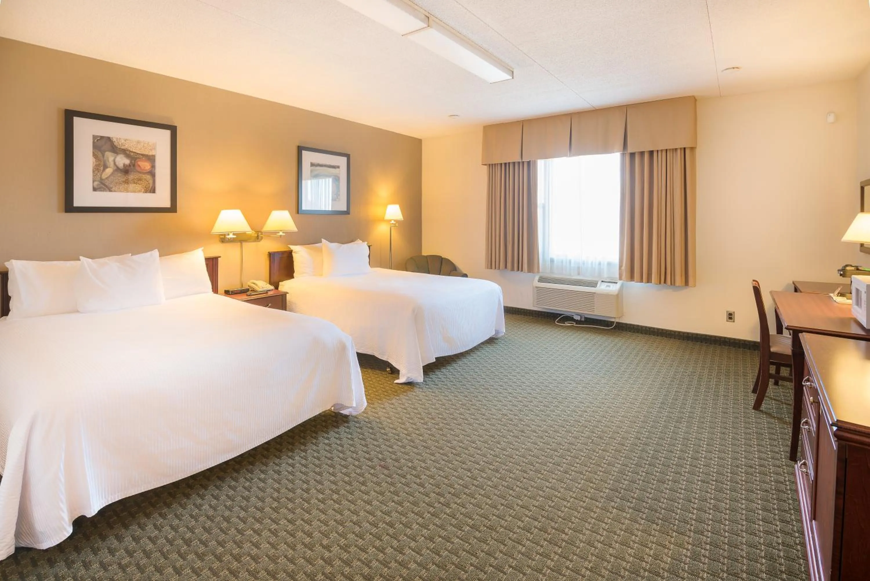 Bed in Ramada by Wyndham Thunder Bay Airlane Hotel