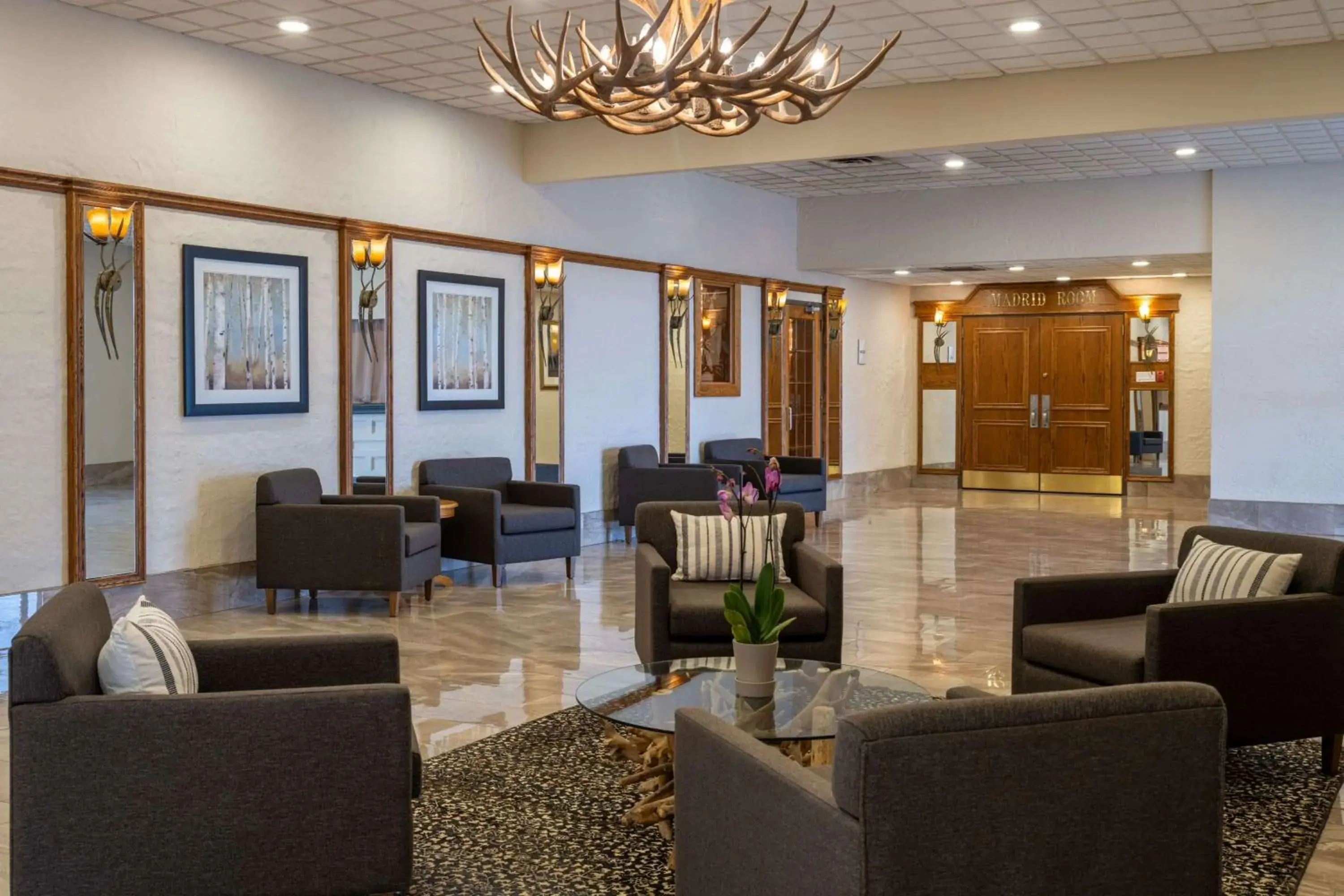 Lobby or reception in Ramada by Wyndham Thunder Bay Airlane Hotel Lobby or reception in Ramada by Wyndham Thunder Bay Airlane Hotel