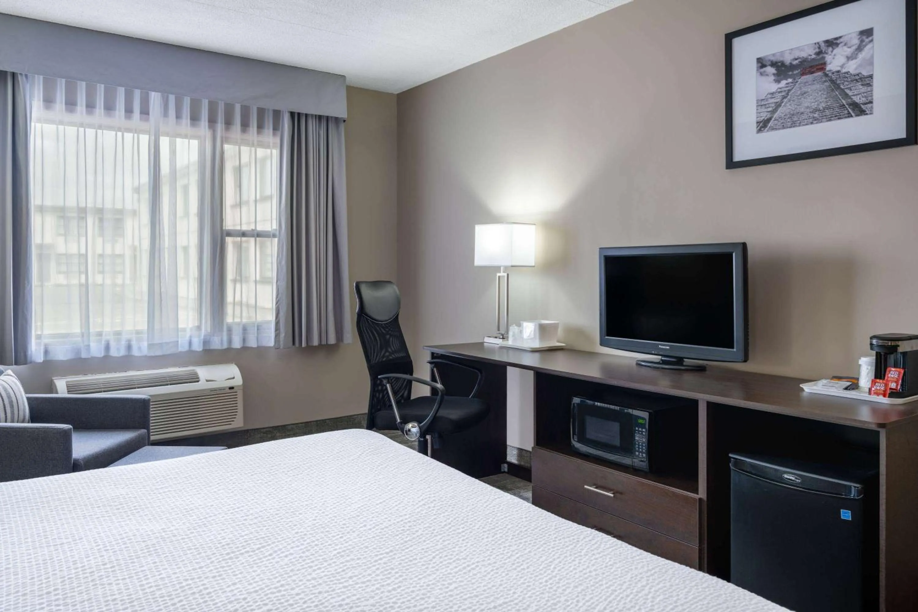Photo of the whole room, Bed in Ramada by Wyndham Thunder Bay Airlane Hotel
