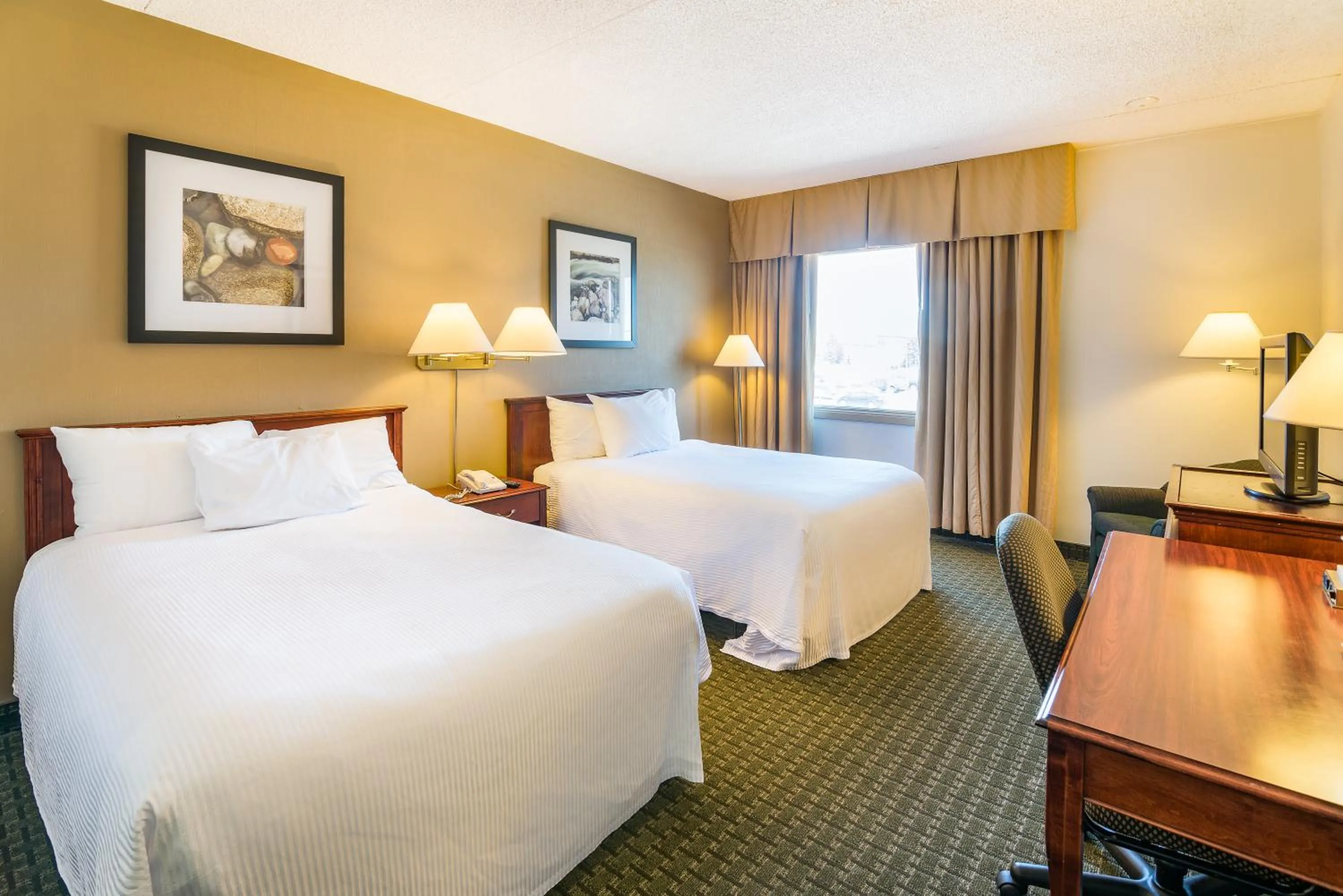 Bed in Ramada by Wyndham Thunder Bay Airlane Hotel