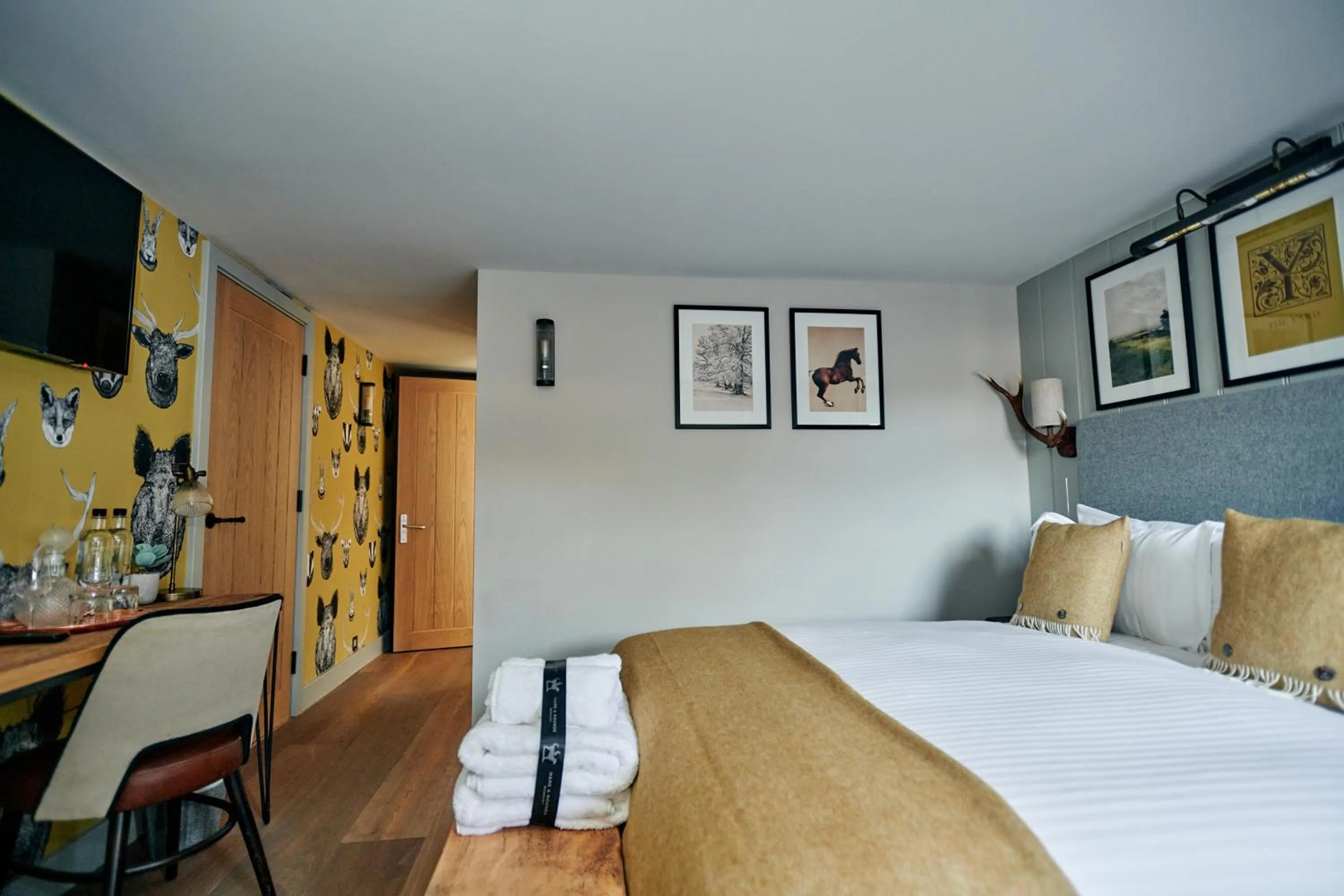 Bedroom, Bed in Hare and Hounds - Newbury