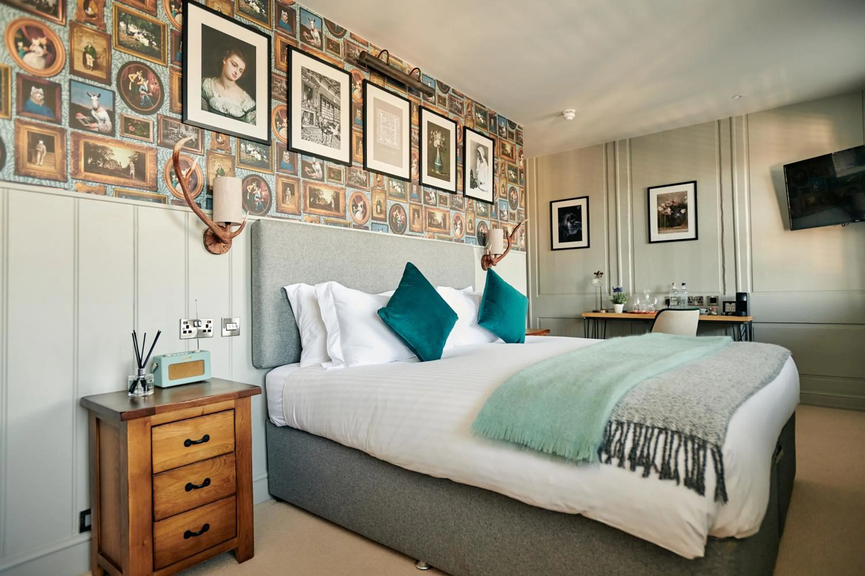 Bedroom, Bed in Hare and Hounds - Newbury