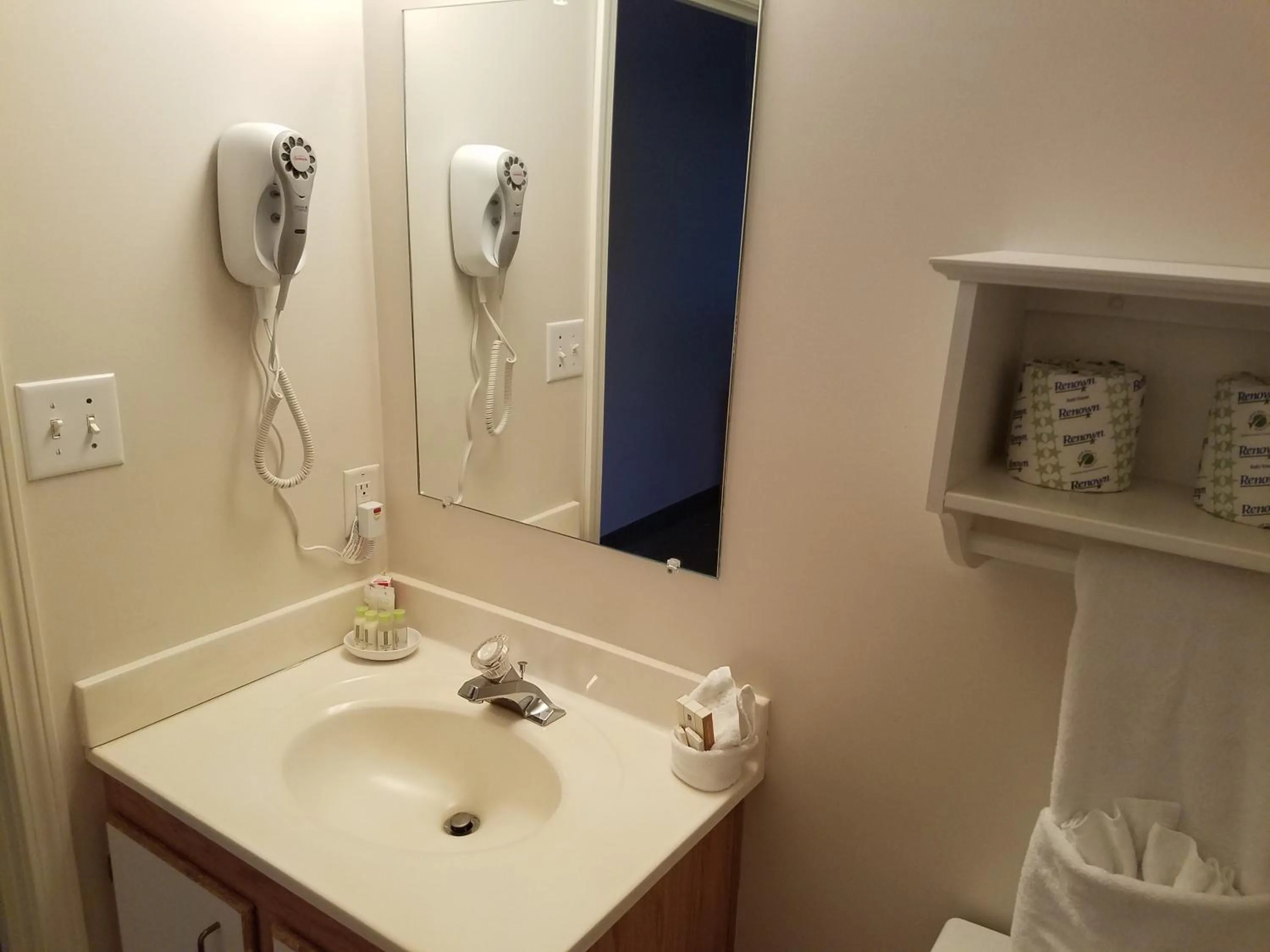 Bathroom in Affordable Suites Florence