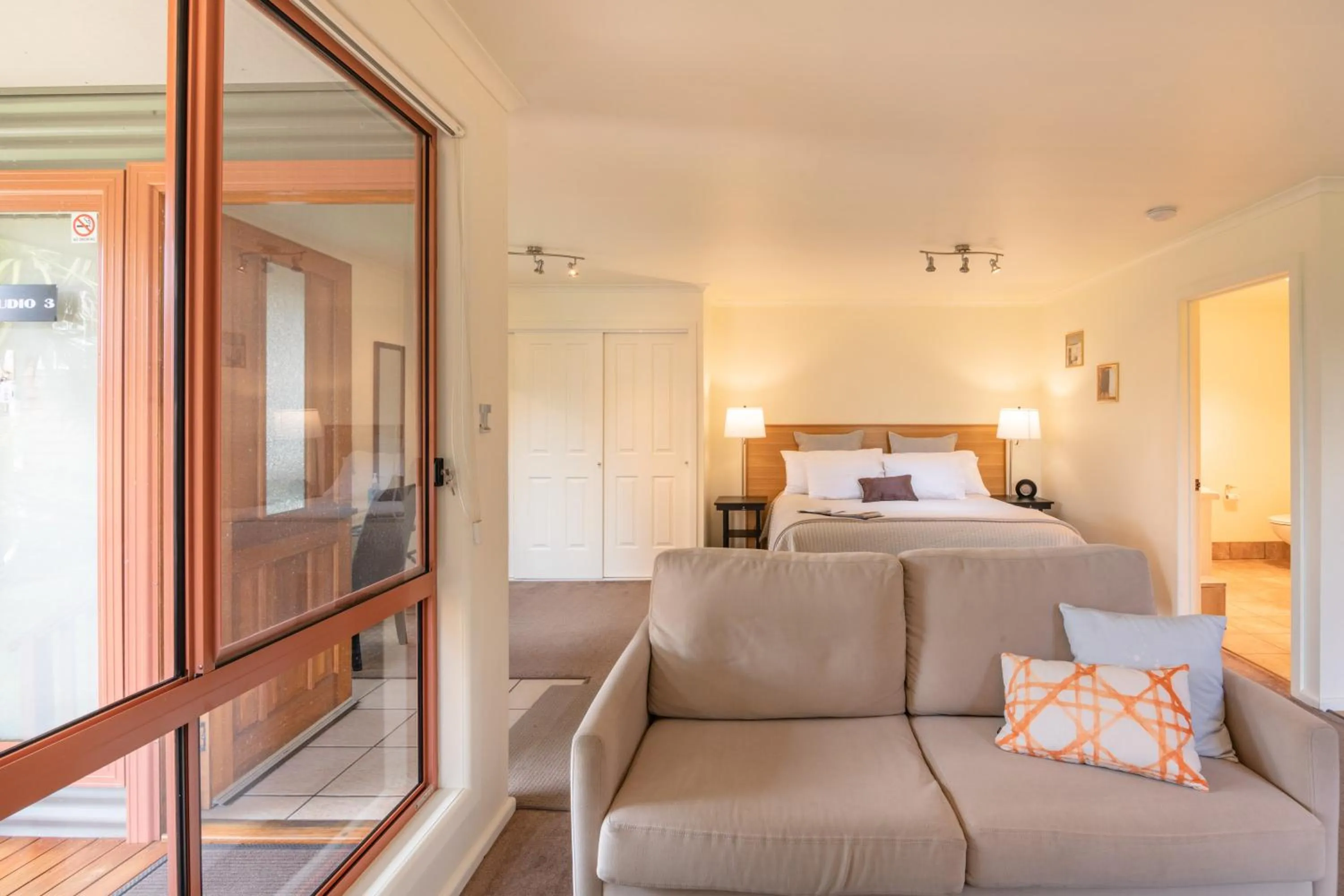 Living room, Bed in Aloft Boutique Accommodation