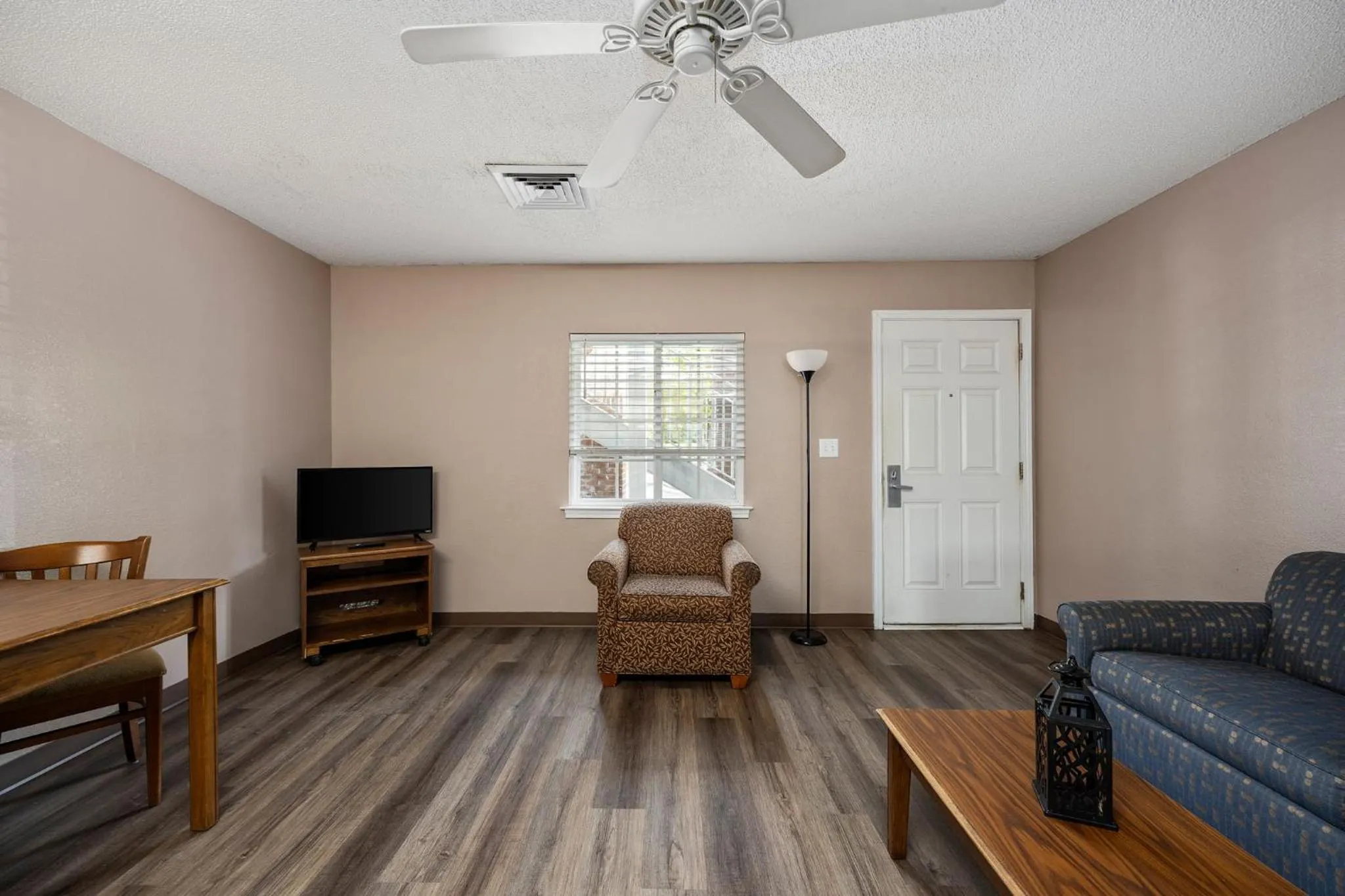 TV and multimedia in Affordable Suites Greenville