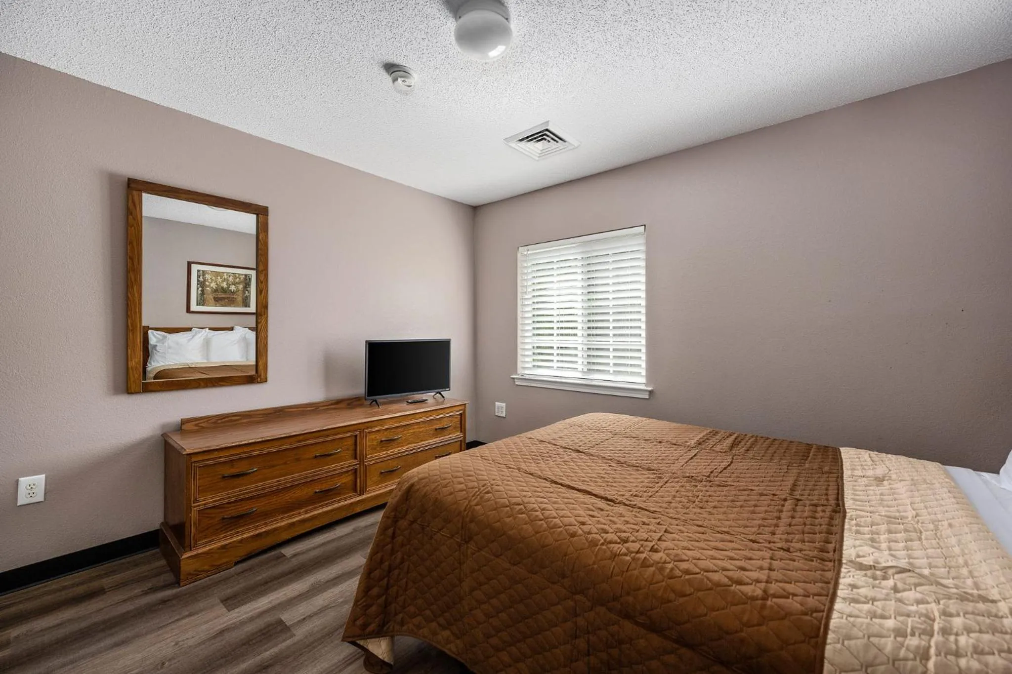 Bed in Affordable Suites Greenville