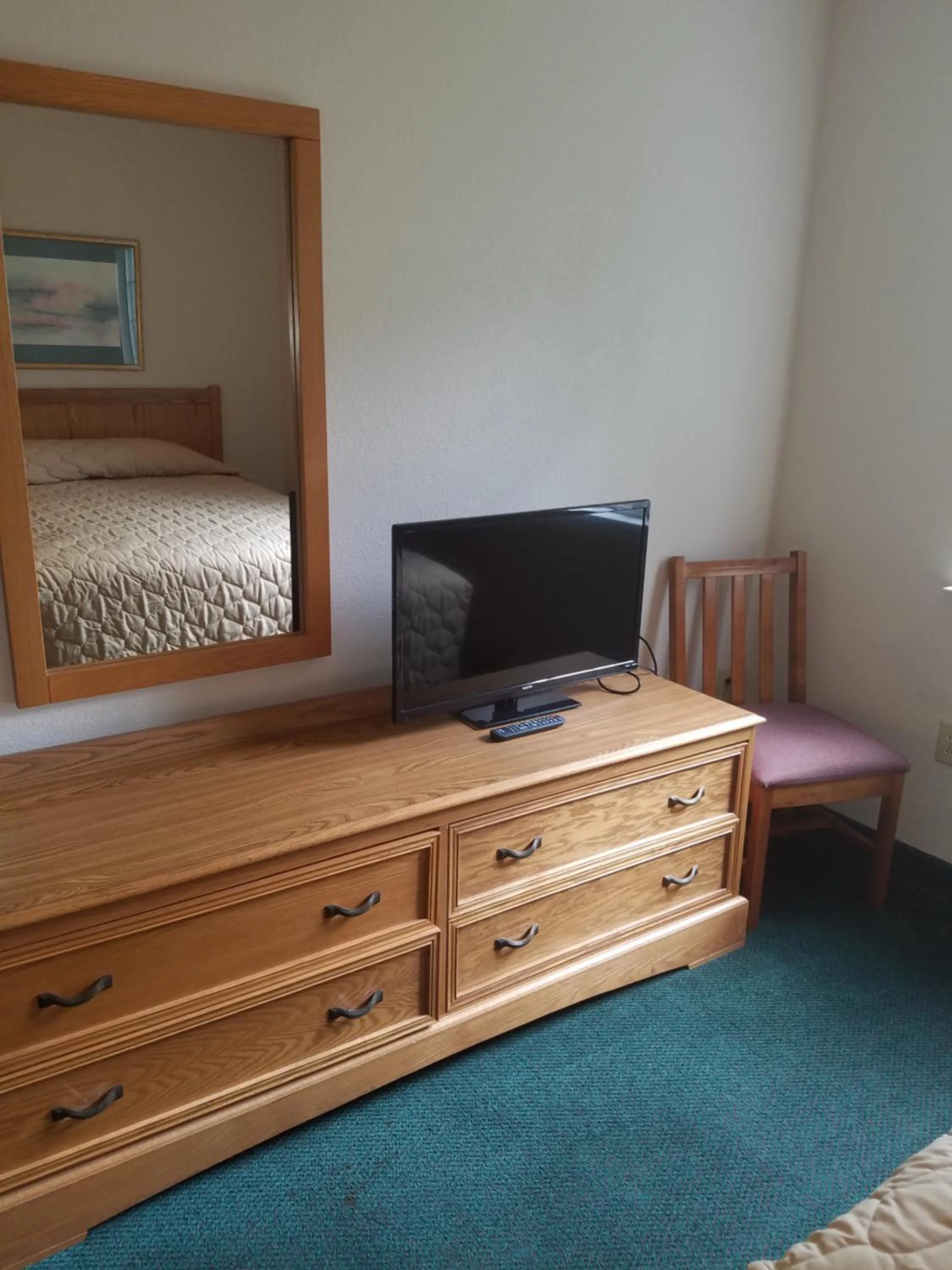 Bed in Affordable Suites Gastonia