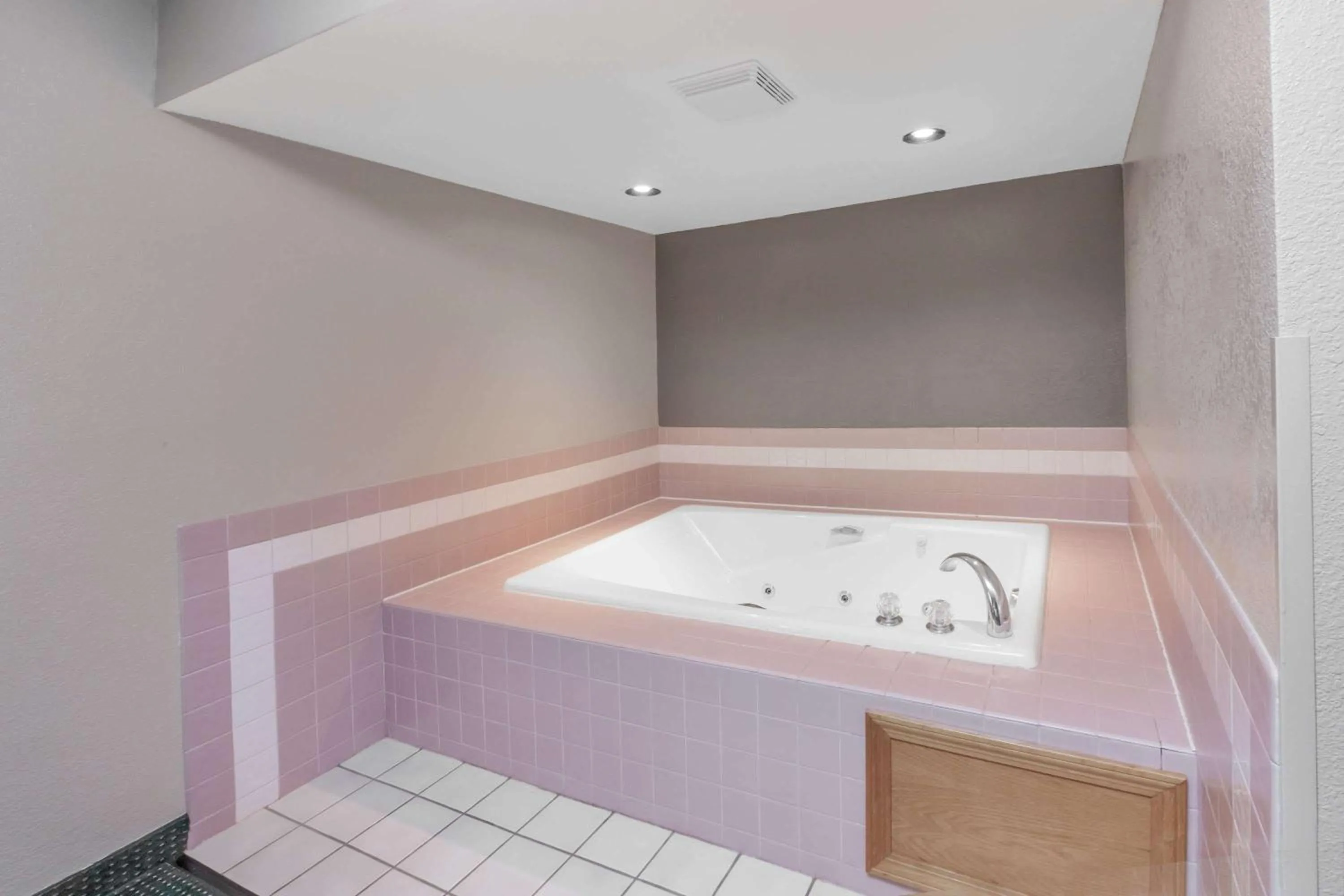 Bedroom in Super 8 by Wyndham Ionia MI