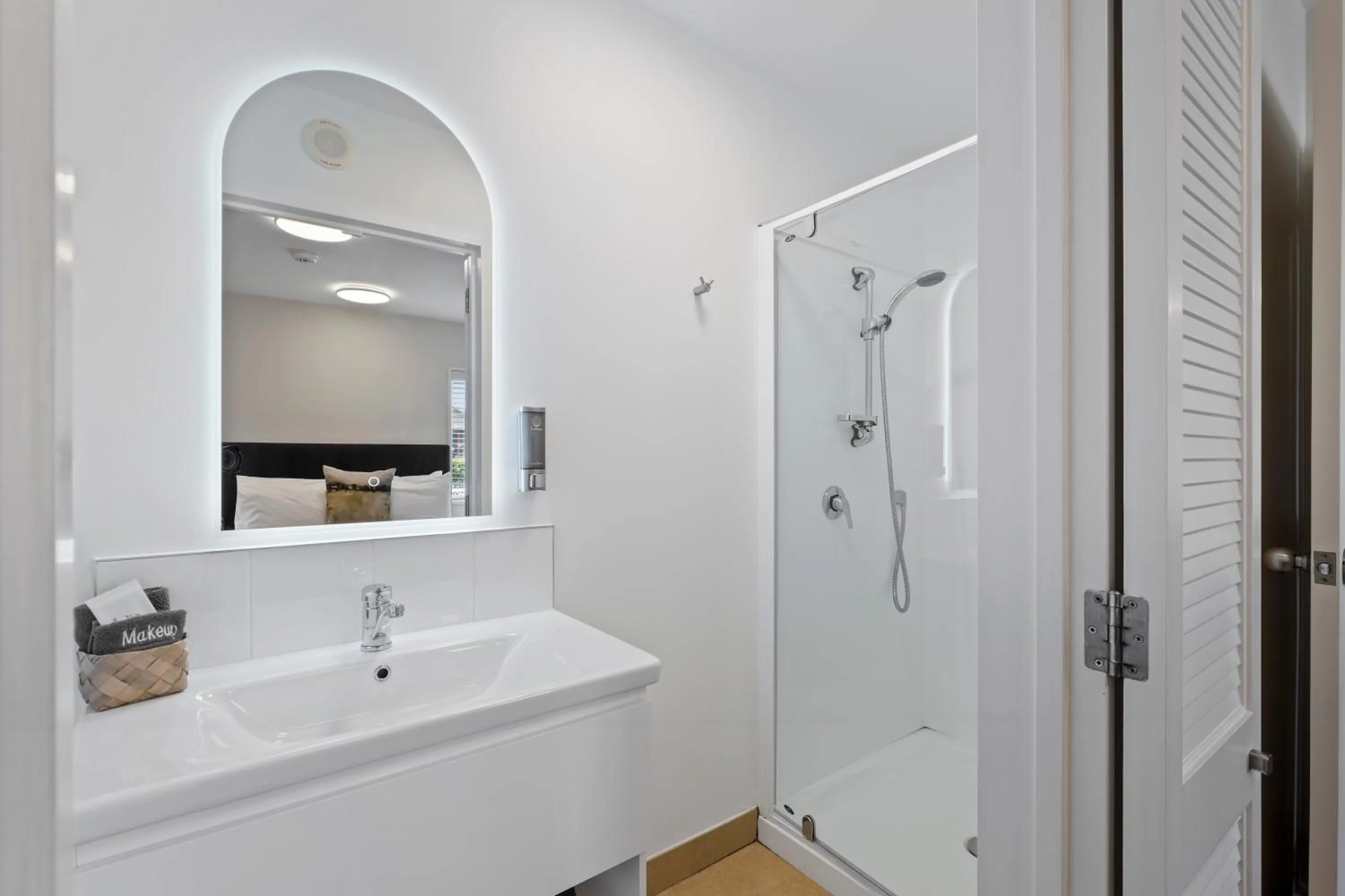 Shower in Tussock Peak Lodge