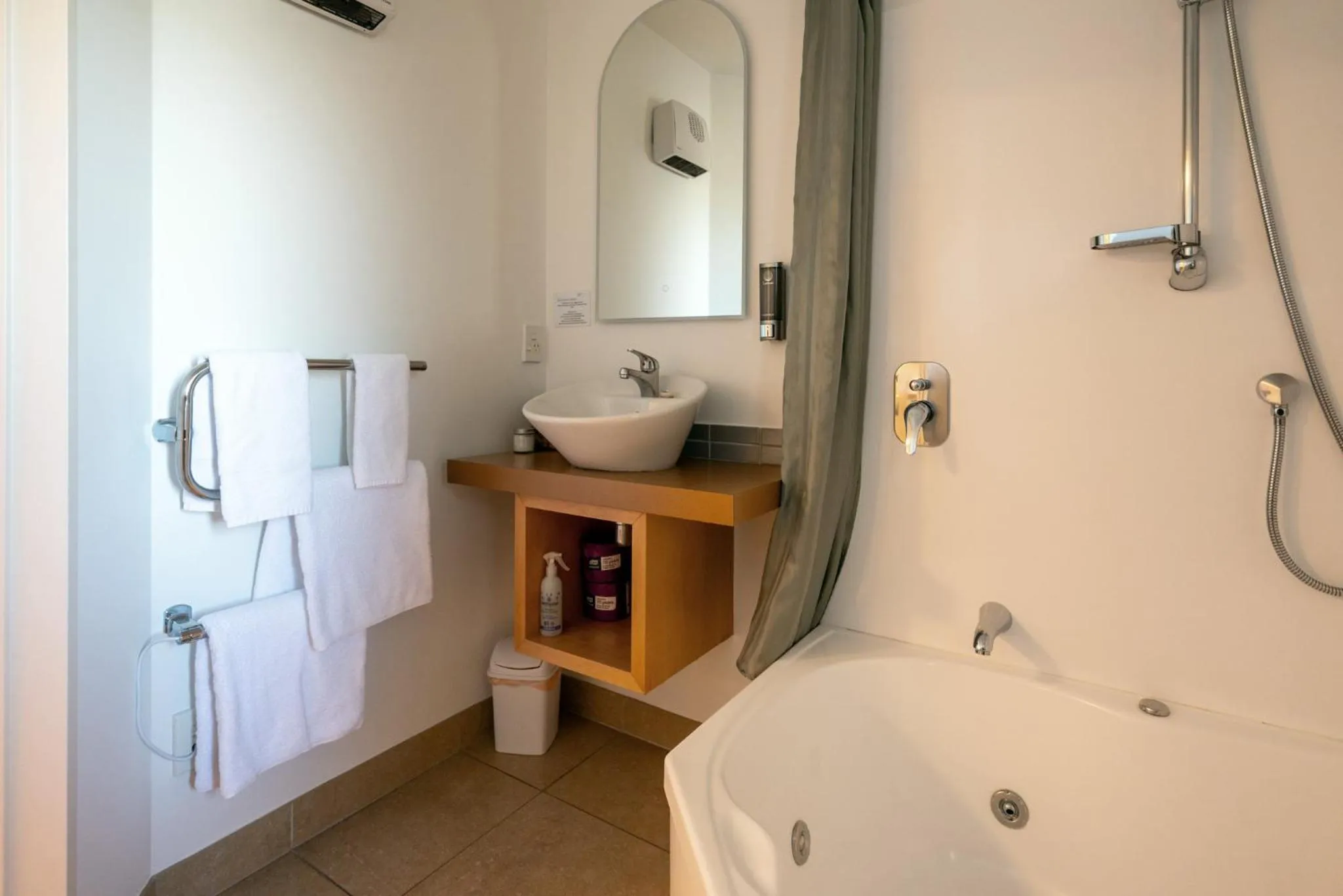 Shower in Tussock Peak Lodge