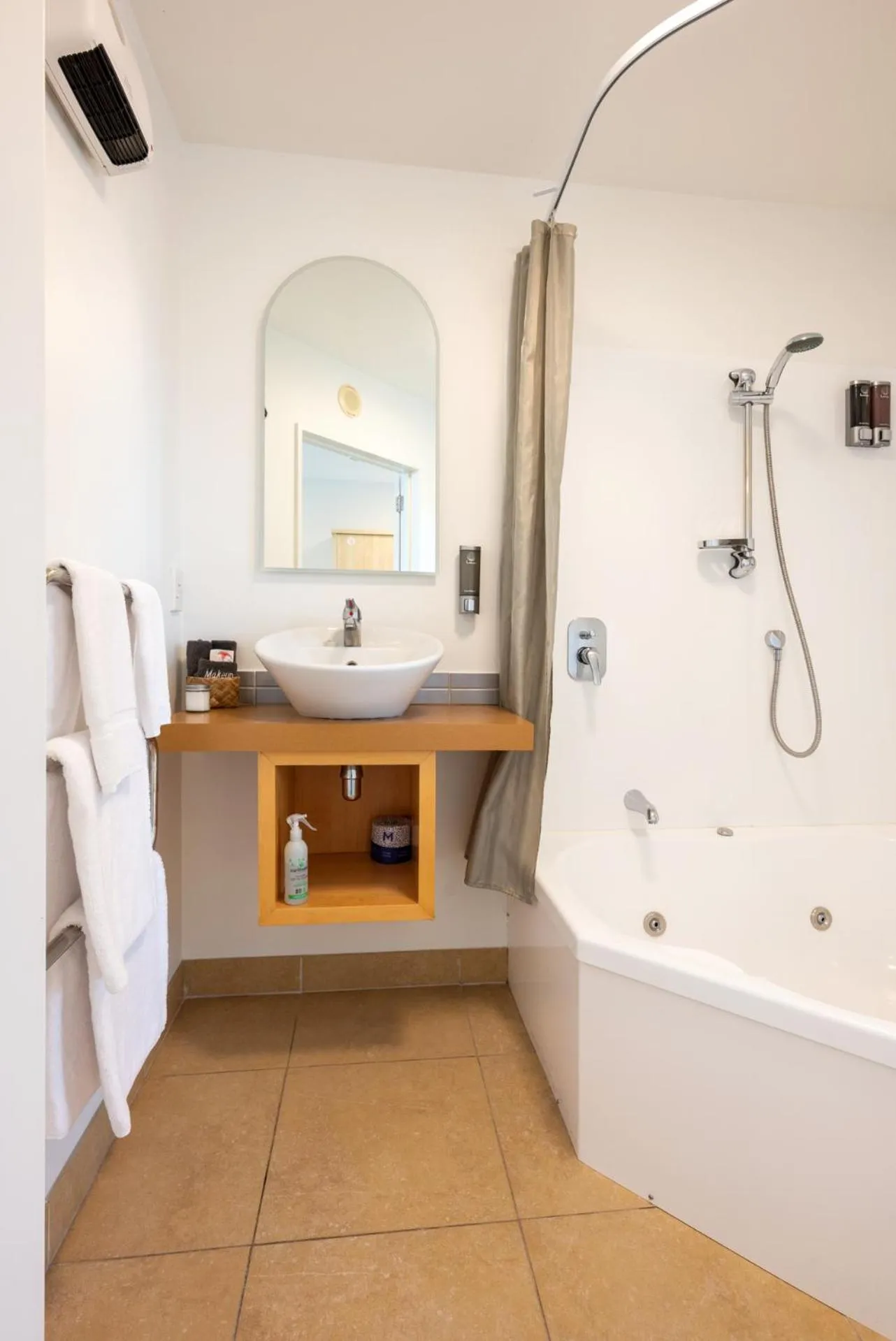 Shower in Tussock Peak Lodge