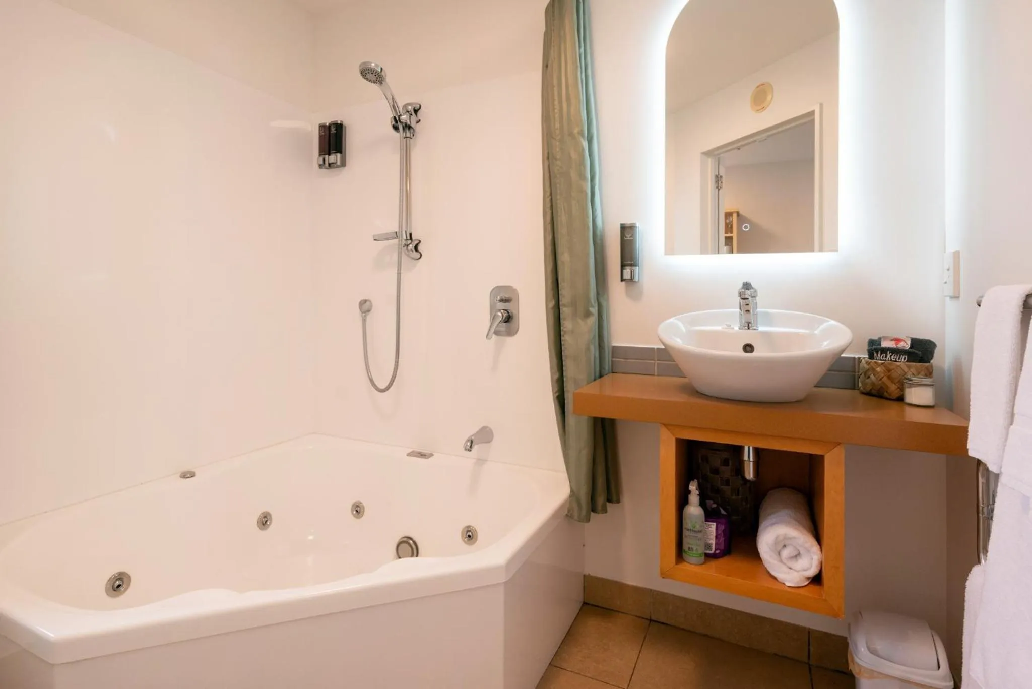 Shower in Tussock Peak Lodge