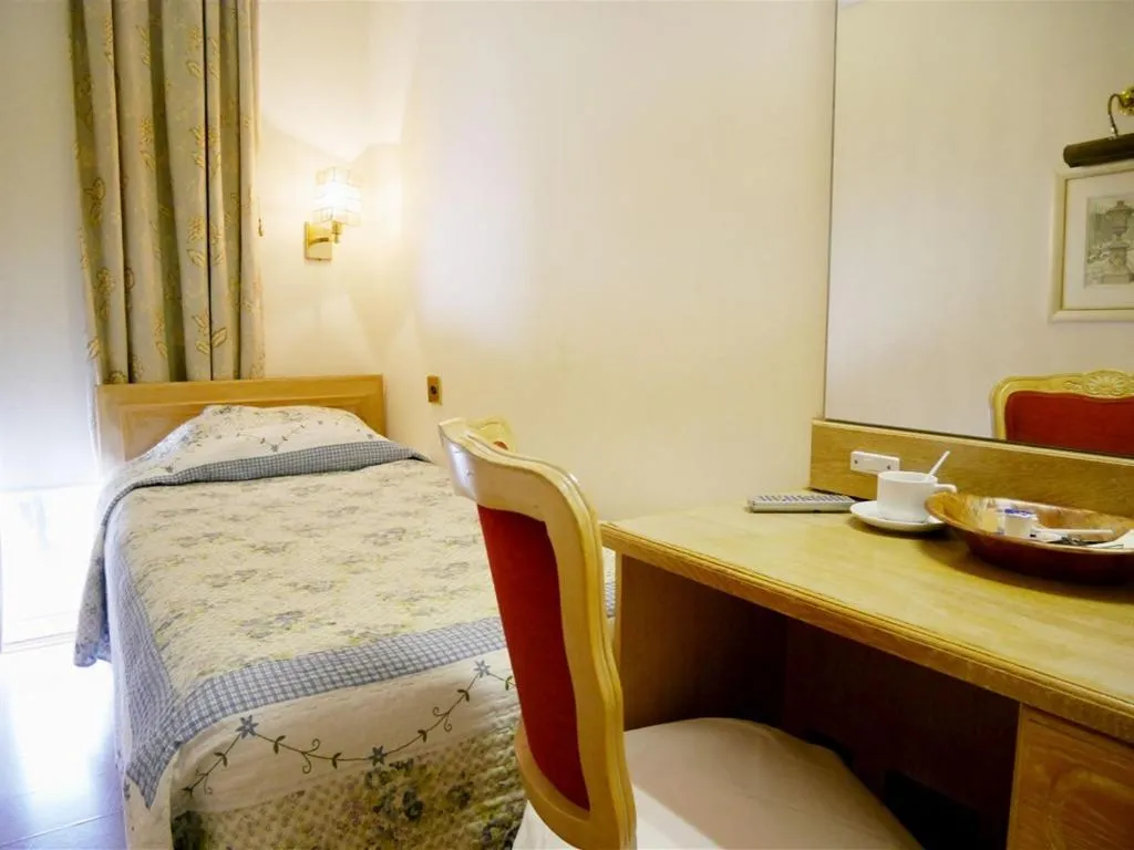 Bedroom, Bed in The Gresham Hotel