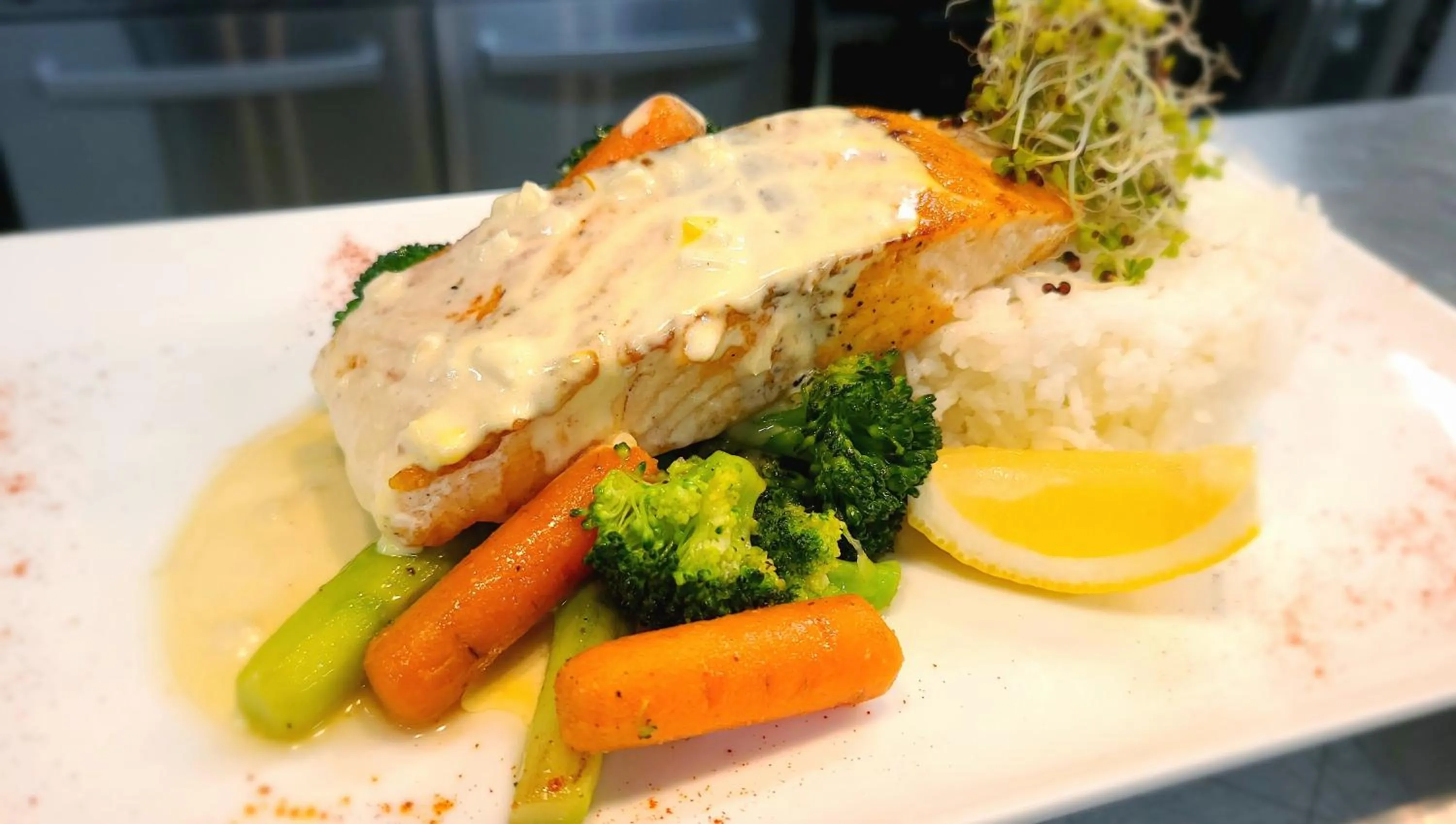 Restaurant/places to eat in Executive House Suites Hotel & Conference Centre