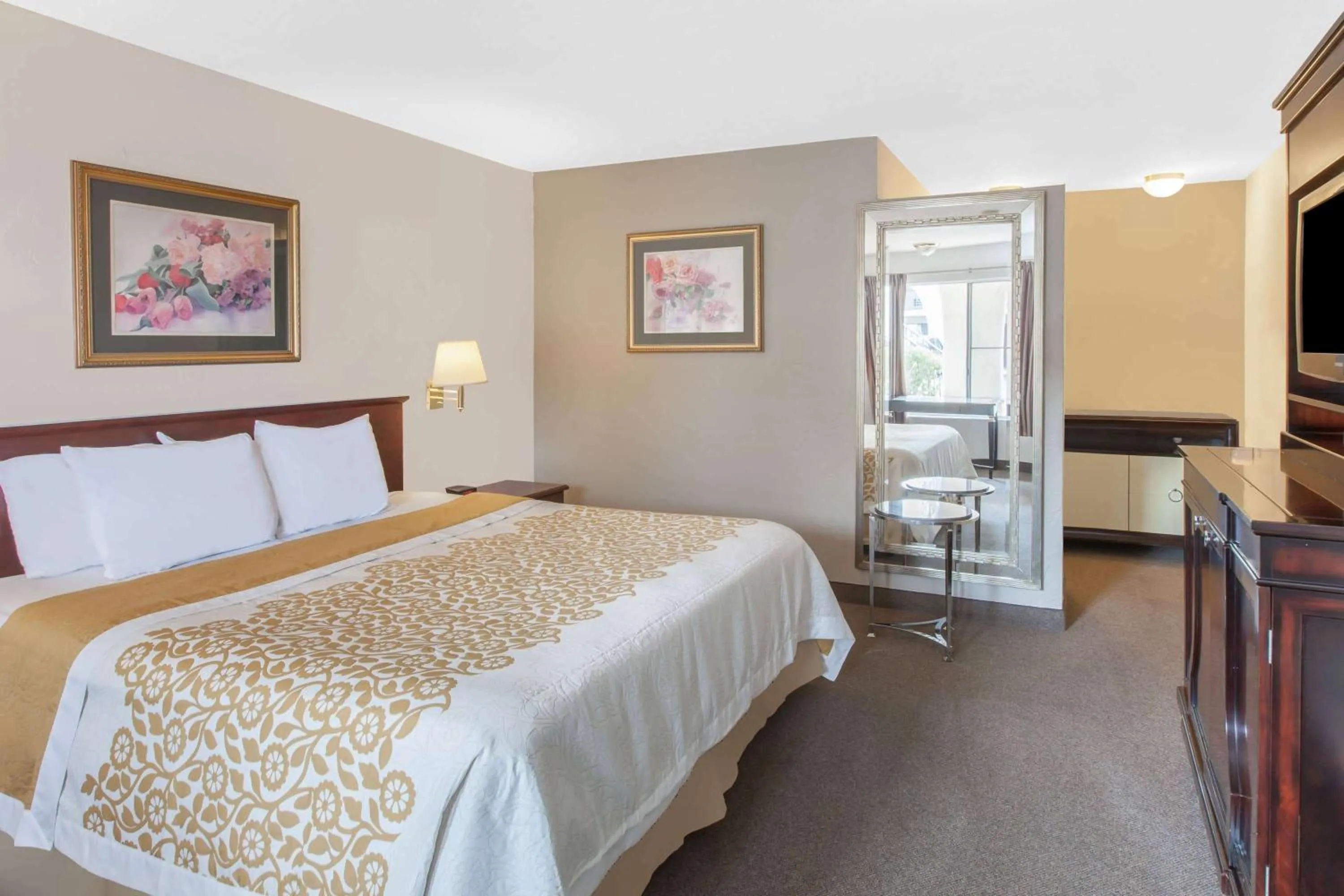 Photo of the whole room, Bed in Days Inn by Wyndham Camarillo - Ventura