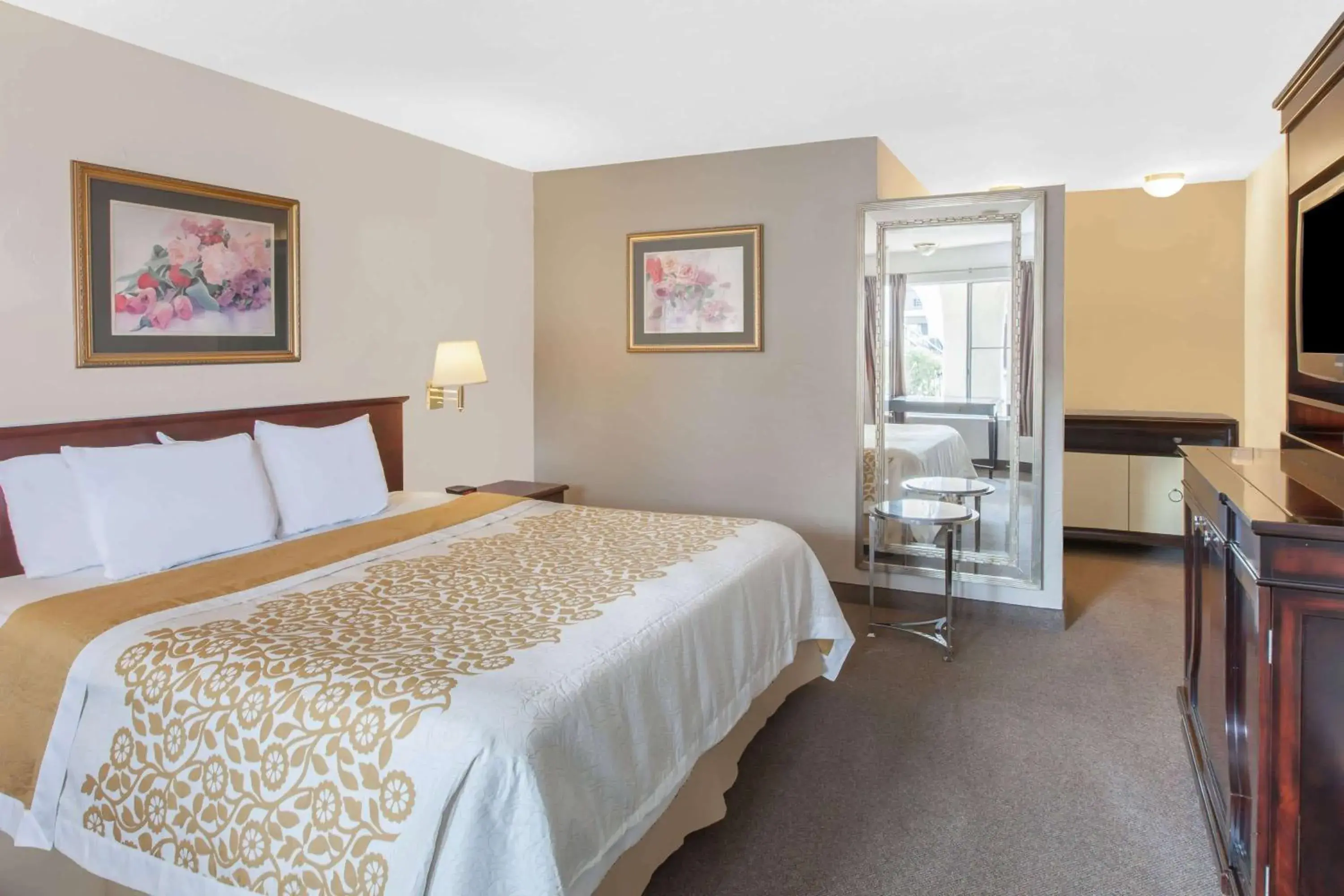 Photo of the whole room, Bed in Days Inn by Wyndham Camarillo - Ventura Photo of the whole room, Bed in Days Inn by Wyndham Camarillo - Ventura