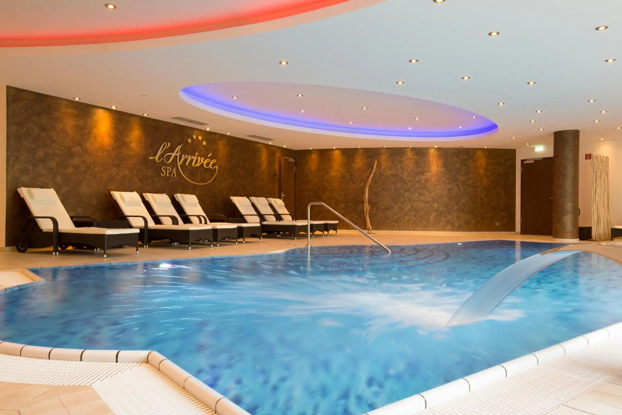 Swimming pool in l'Arrivée Hotel & Spa Swimming pool in l'Arrivée Hotel & Spa