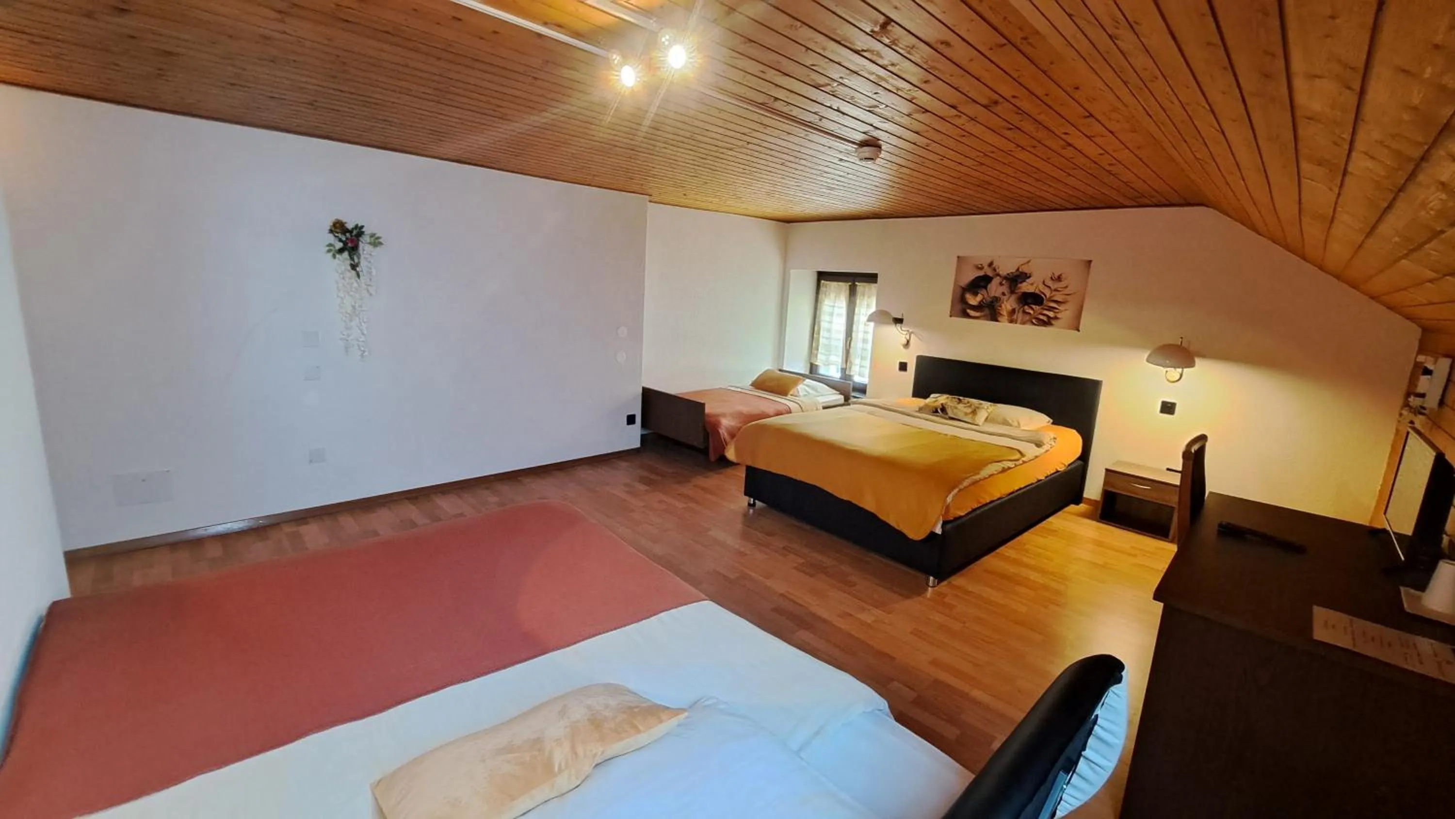 TV and multimedia, Bed in Hôtel La Fontaine