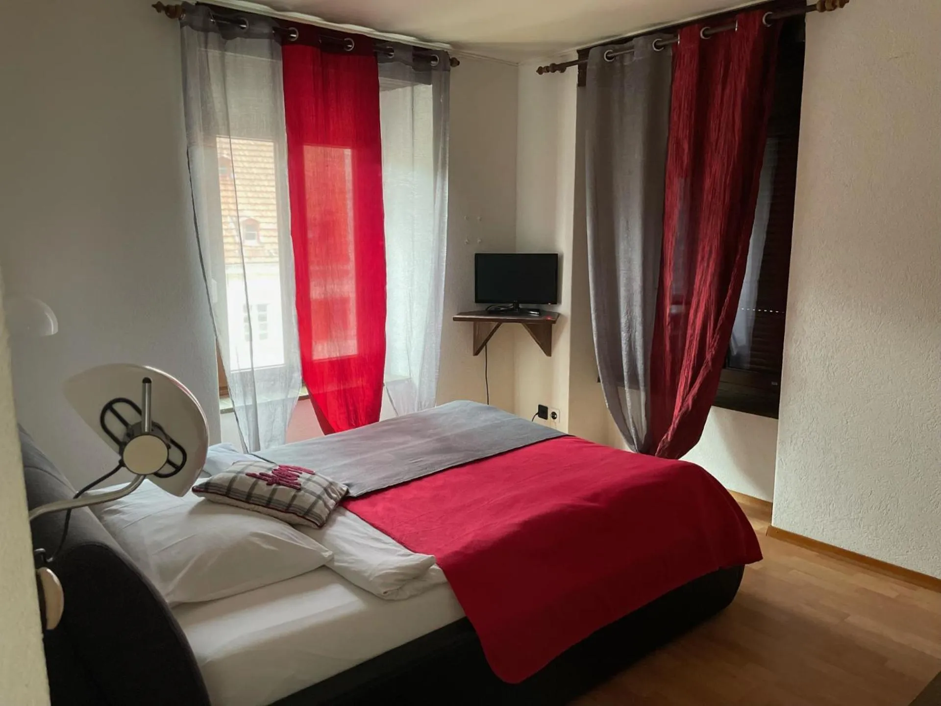 Bed in Hôtel La Fontaine