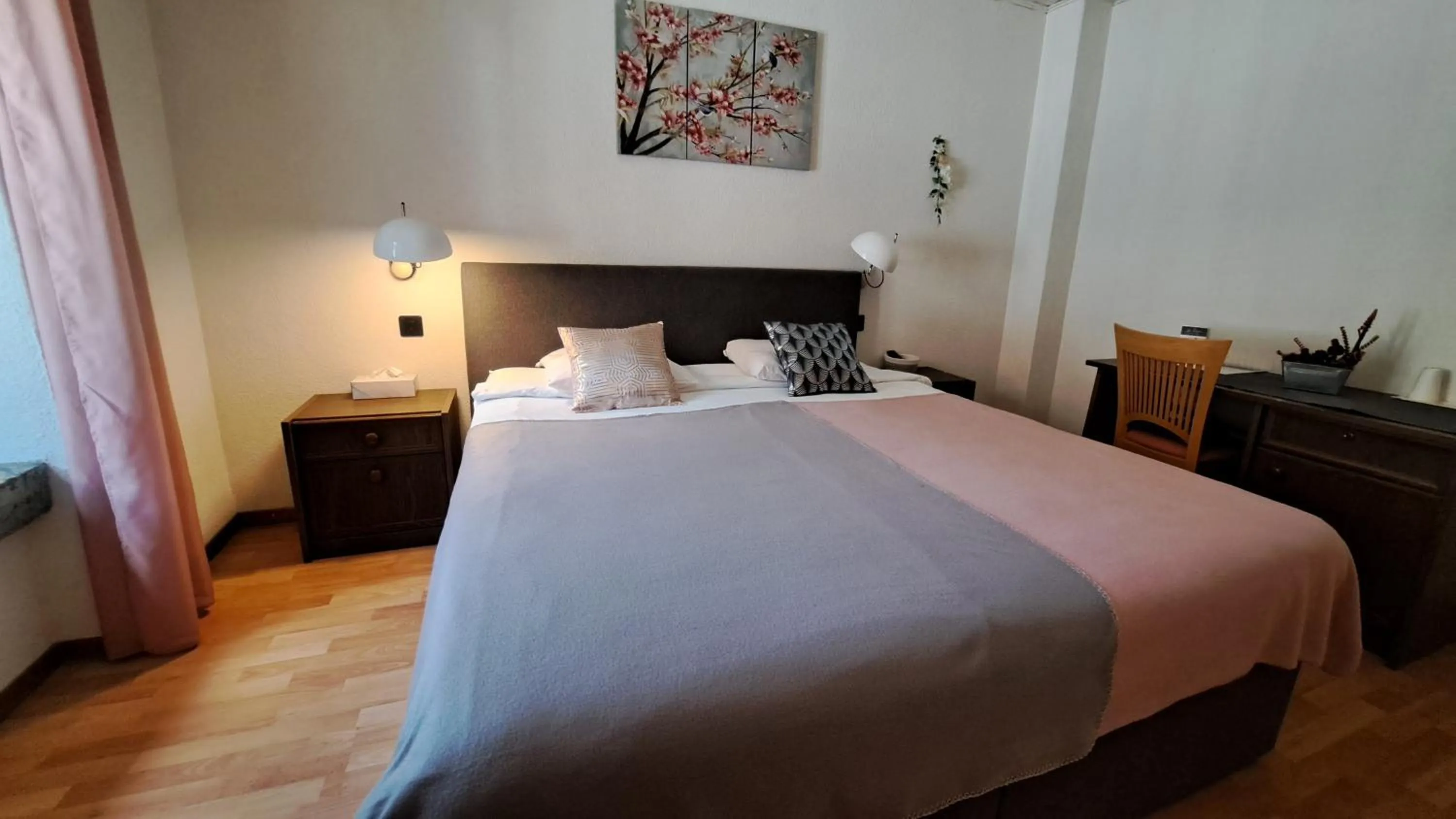 TV and multimedia, Bed in Hôtel La Fontaine