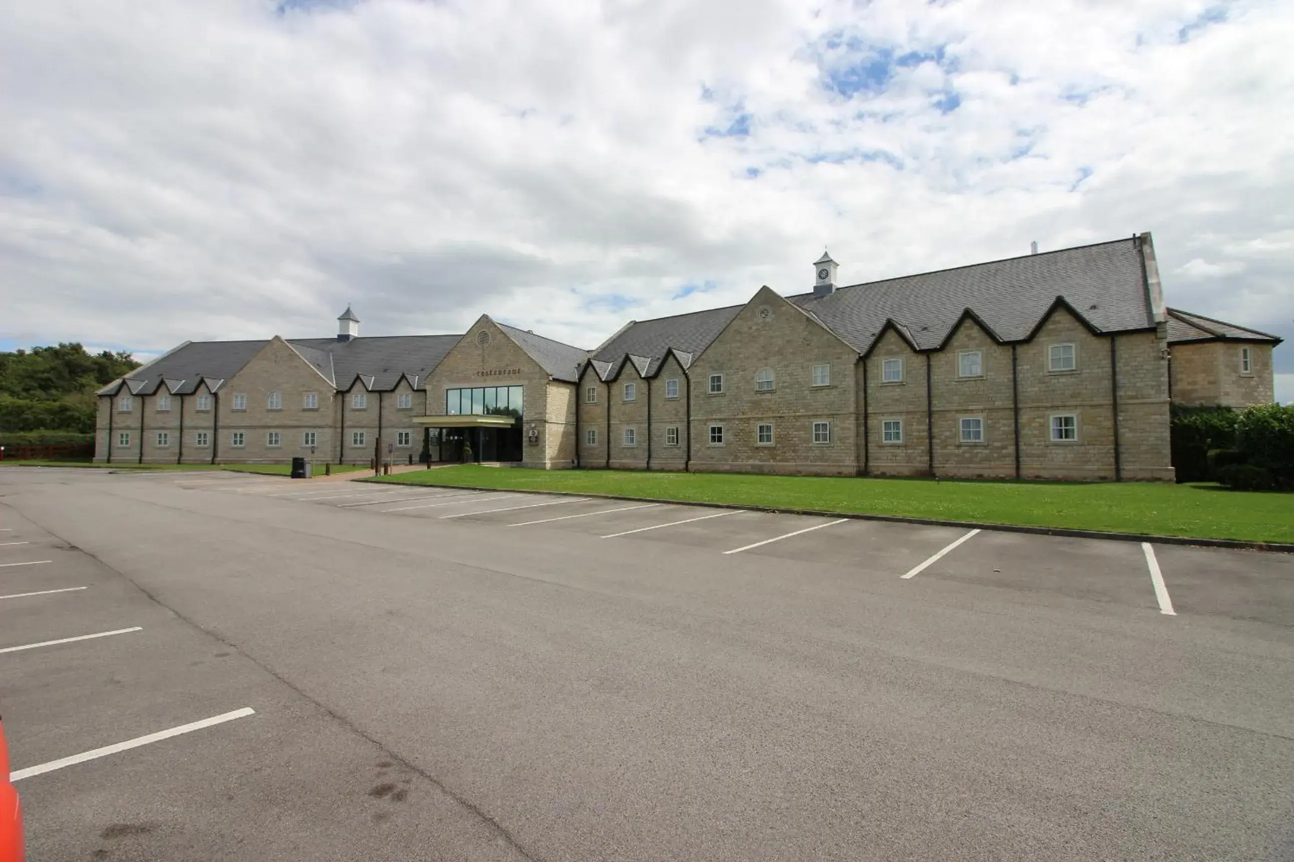 Facade/entrance in Best Western Plus Pastures Hotel Facade/entrance in Best Western Plus Pastures Hotel