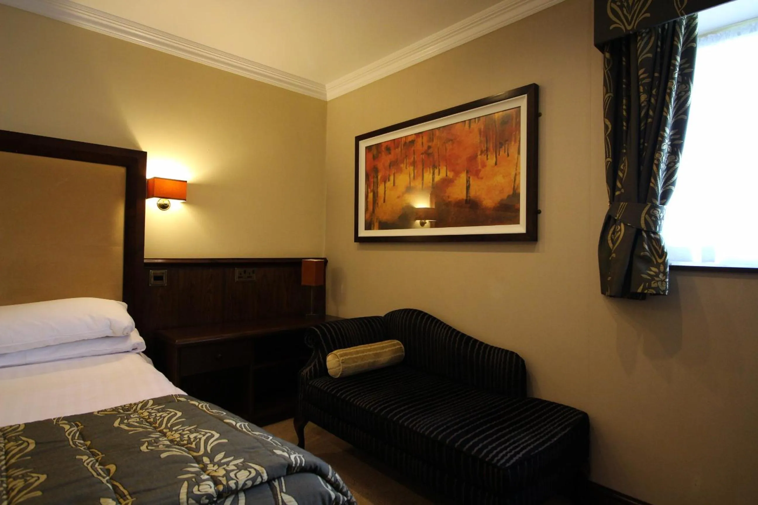 Bed in Best Western Plus Pastures Hotel