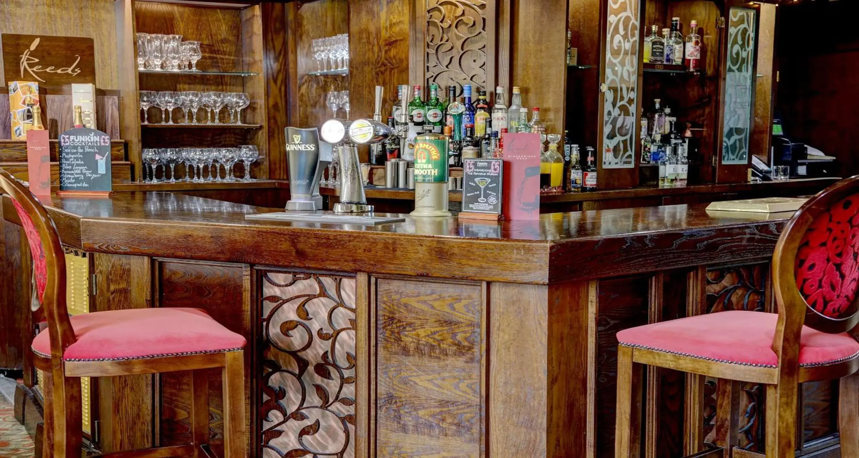 Lounge or bar in Best Western Plus Pastures Hotel Lounge or bar in Best Western Plus Pastures Hotel