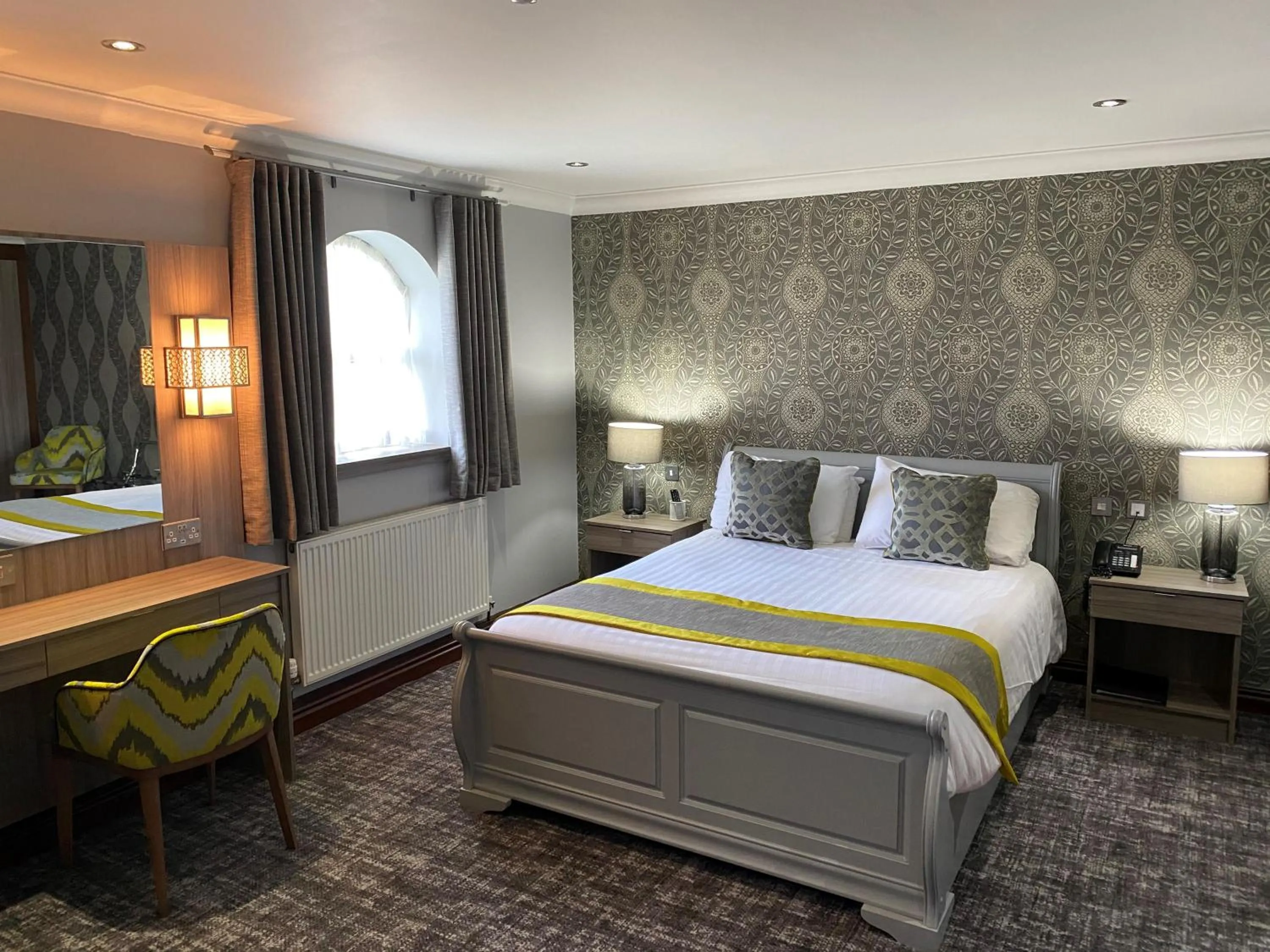 Bed in Best Western Plus Pastures Hotel