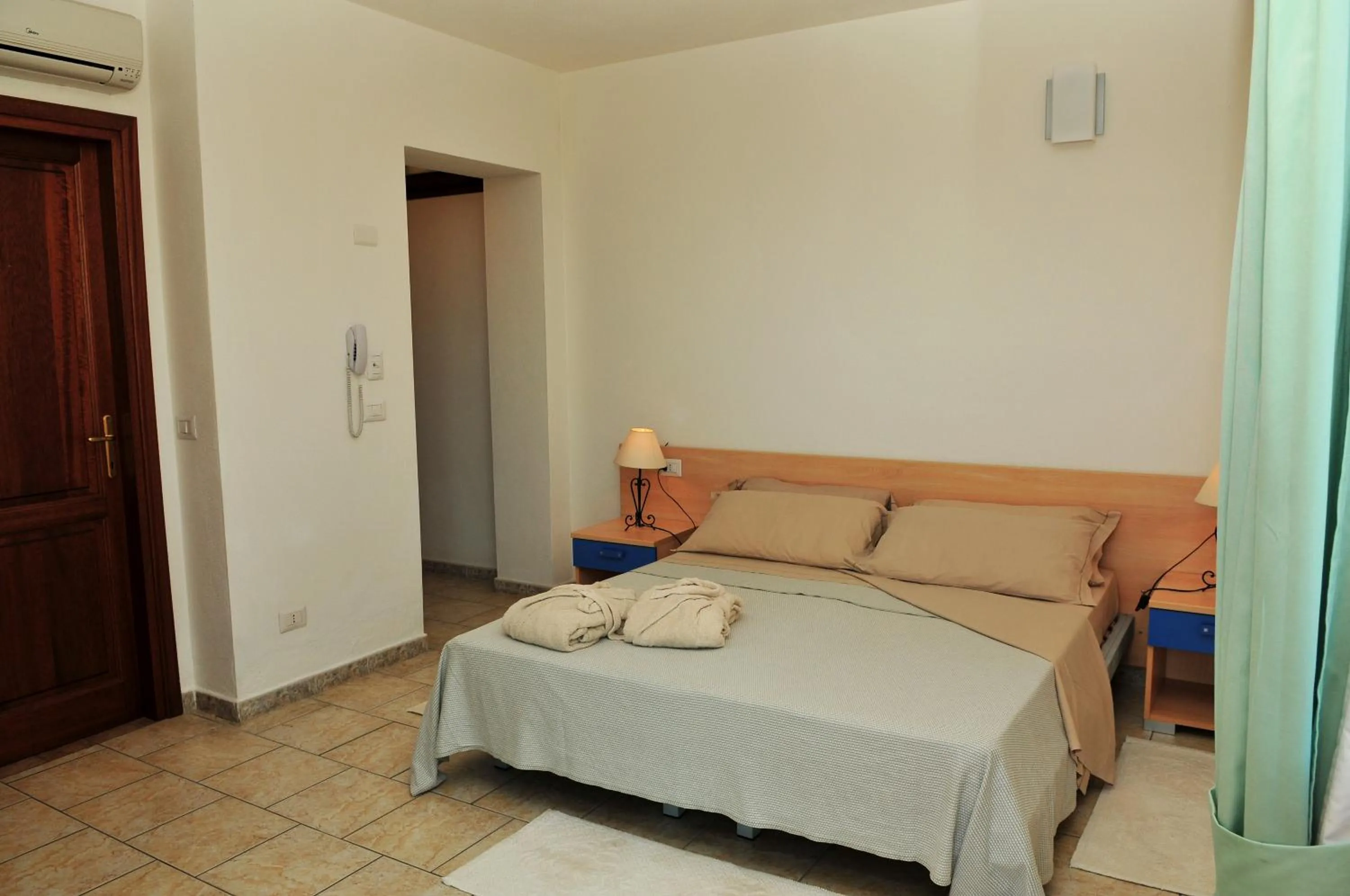 Photo of the whole room, Bed in Hotel Castello Budoni